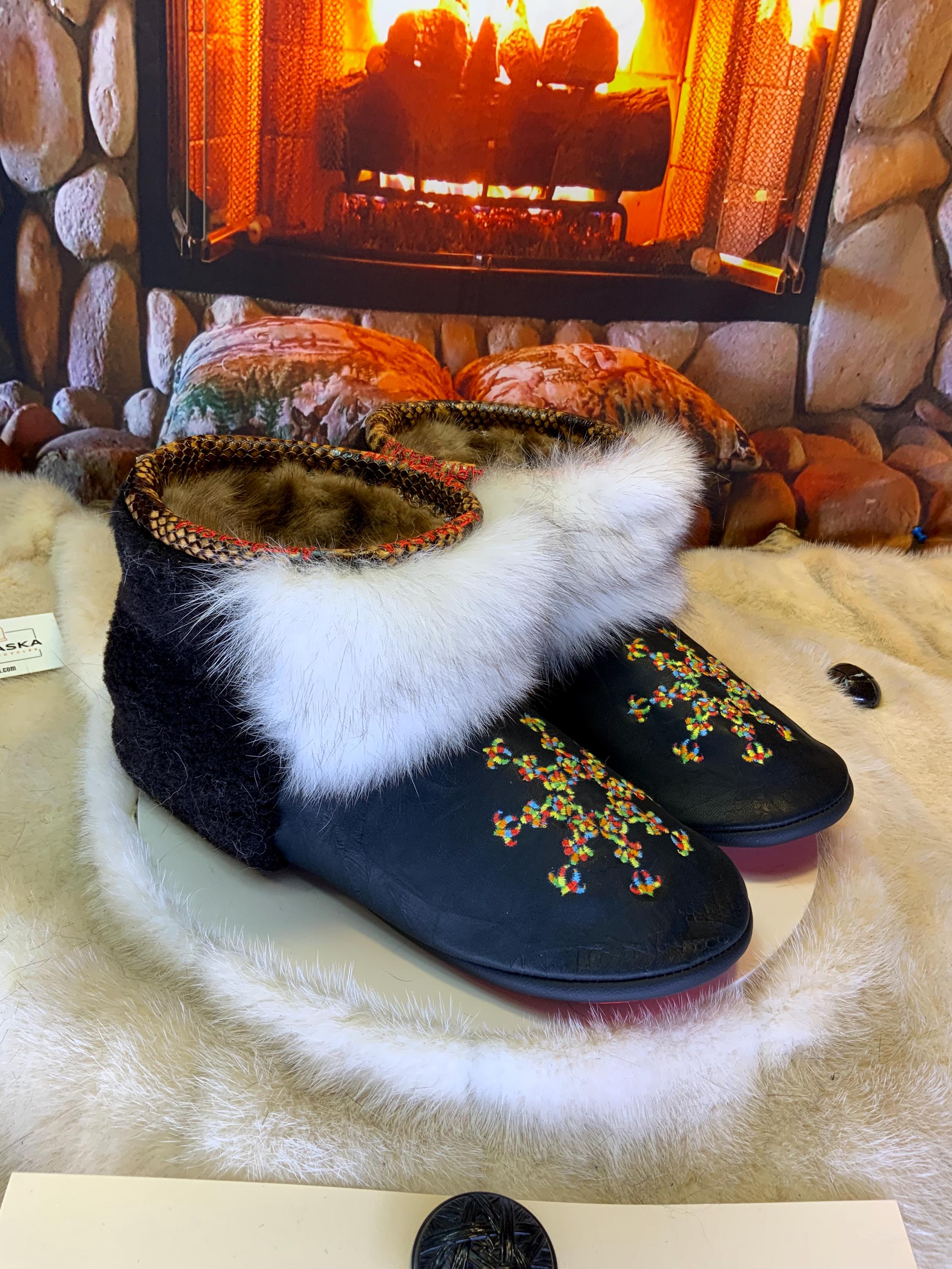 Mocassins d’intérieur Les Lysandre – 10 femme – cuir italien brodé mandala coloré & renard norvégien rare – fait à la main Québec