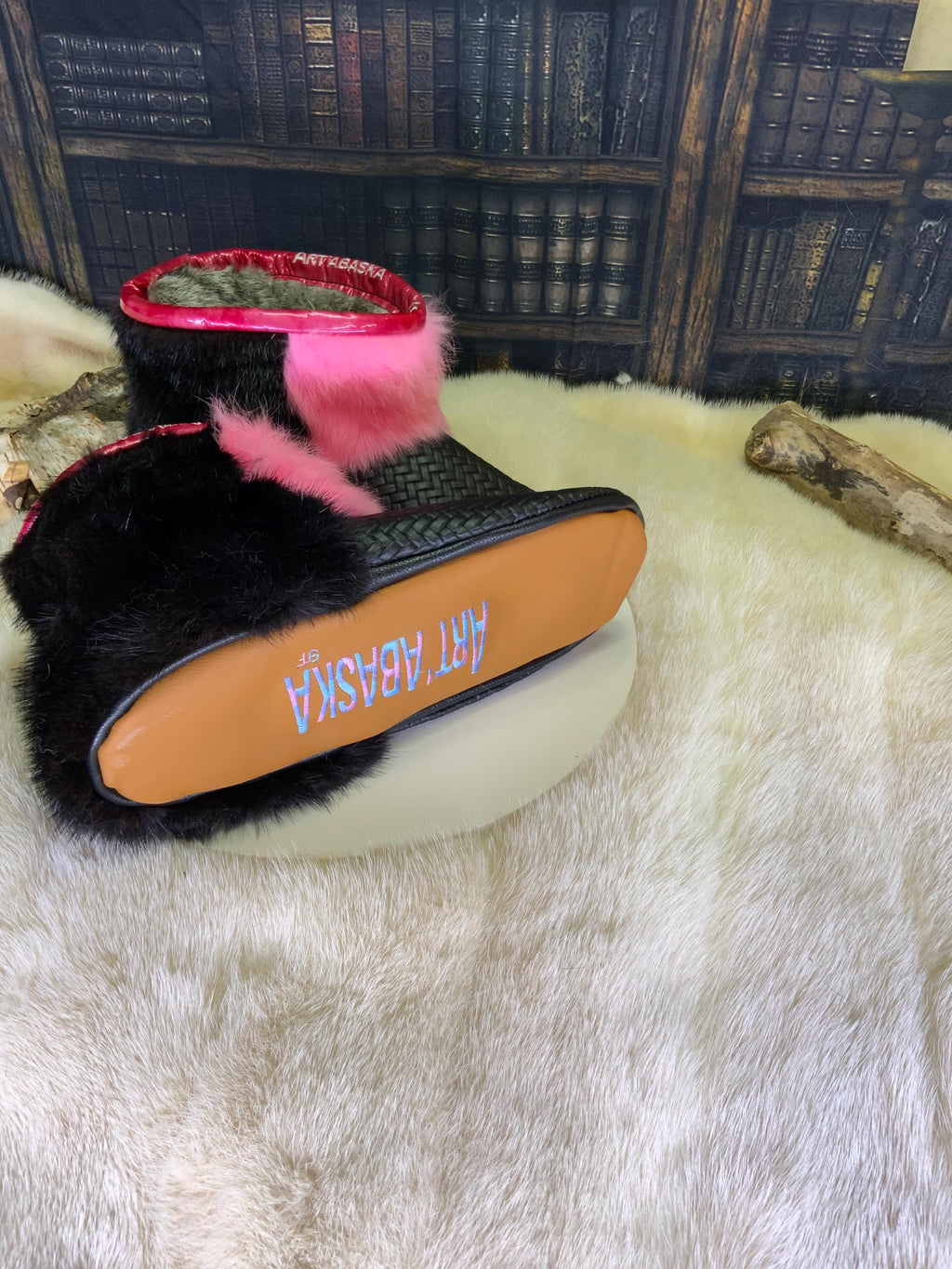 Mocassins d’intérieur Les Monique – femme 9 – cuir noir tressé & fourrures recyclées – fait à la main au Québec, pièce unique