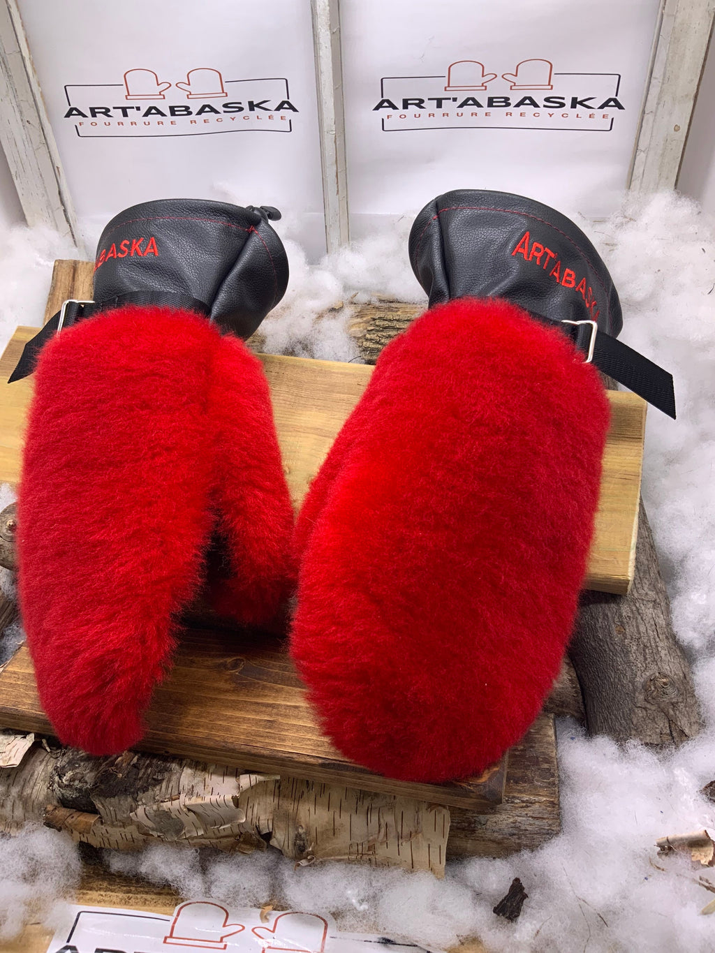 Mitaines Gisèle – Medium, cuir neuf et fourrure de mouton recyclée rouge vif, pièce unique faite à la main au Québec