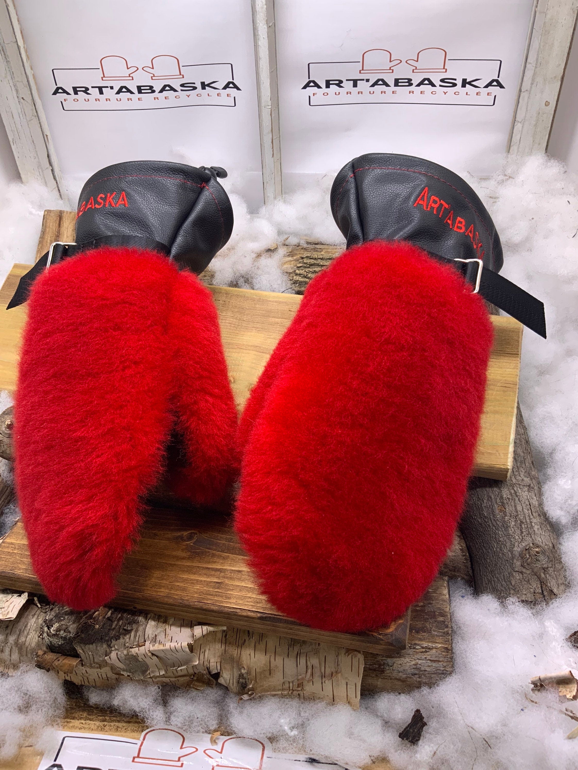 Mitaines Gisèle – Medium, cuir neuf et fourrure de mouton recyclée rouge vif, pièce unique faite à la main au Québec