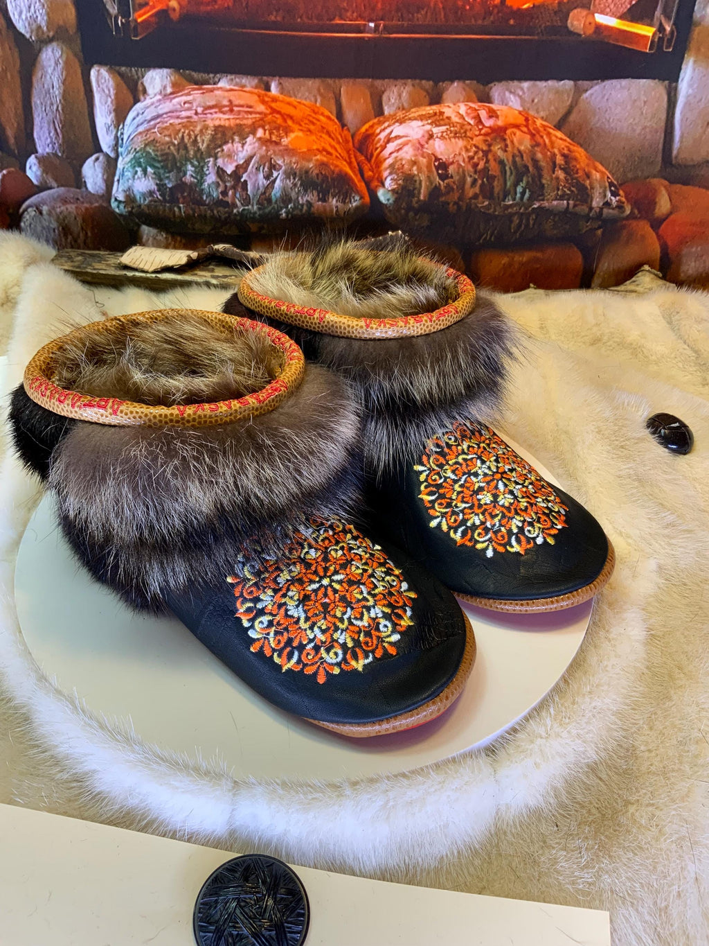 Mocassins d’intérieur Gaétane – 6 femme – cuir noir imprimé brodé mandala orange, jaune et blanc, semelle rouge brodée jaune ArtAbaska ✨🧡💛❤️
