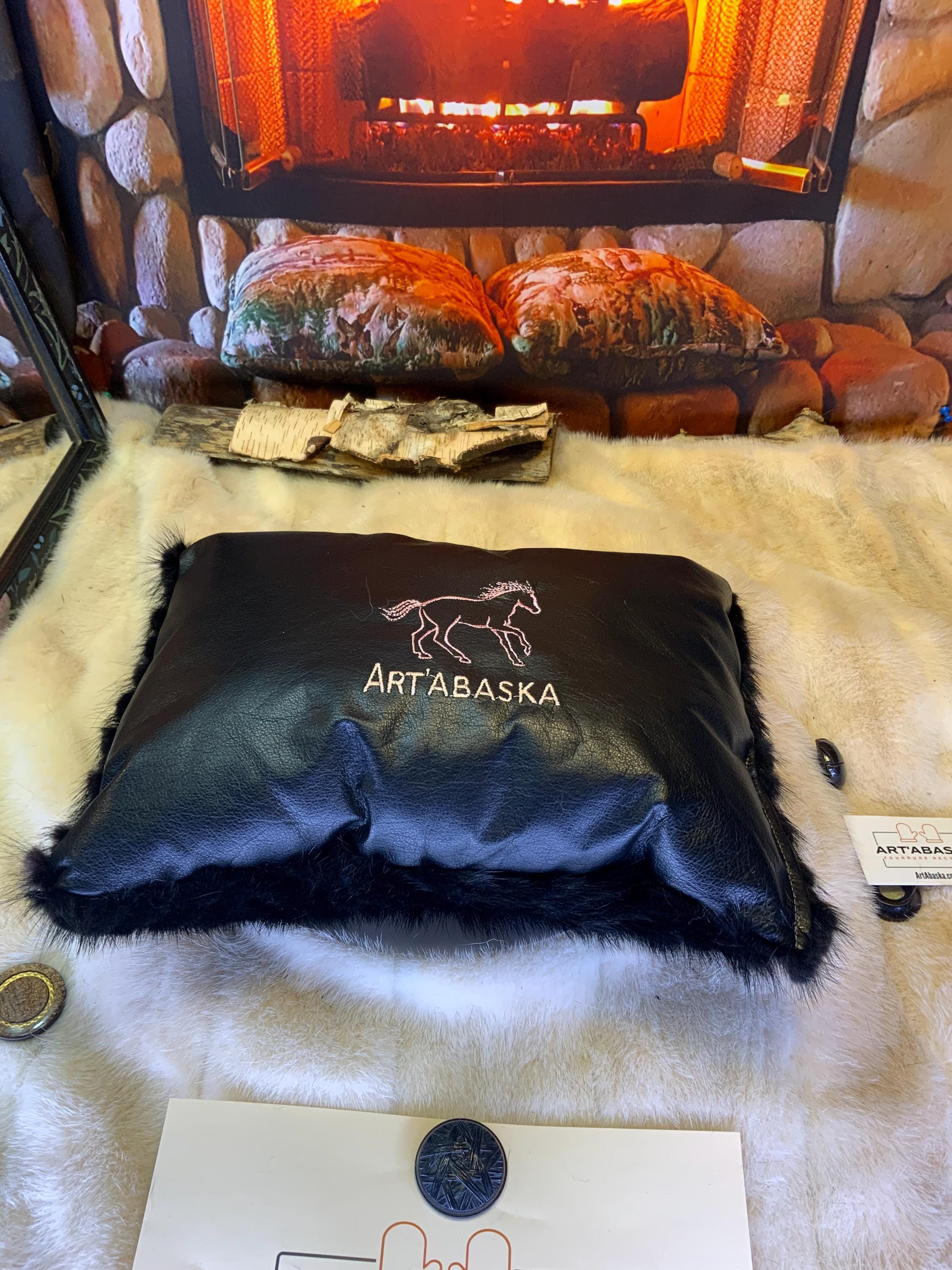 Coussin en fourrure recyclée – cuir & broderie, pièce unique faite à la main au Québec