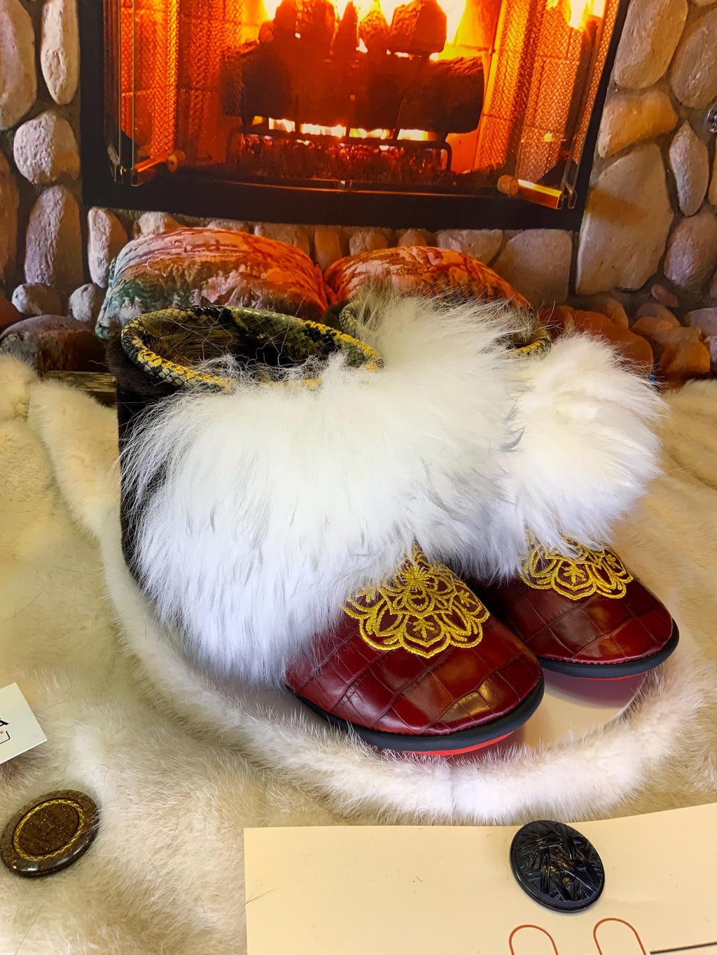 Mocassins d’intérieur Dorothée – 9 femme – cuir crocodile bourgogne brodé mandala fil de métal or, fourrure recyclée & semelle rouge, faits à la main au Québec ✨💛❤️