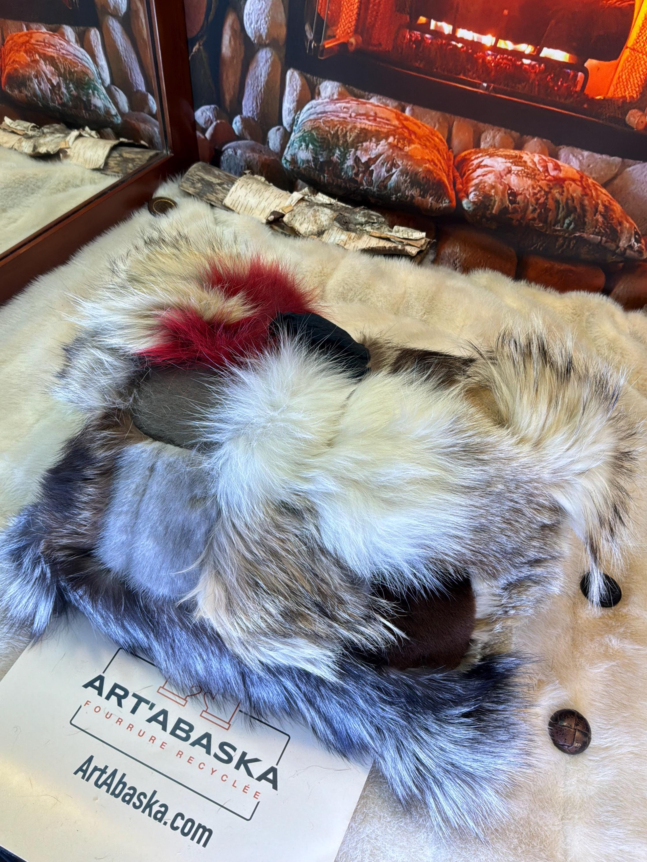 Coussin patchwork fourrures recyclées fait à la main Québec coussin décoratif cuir suède brun brodé tête de cheval pièce unique ArtAbaska