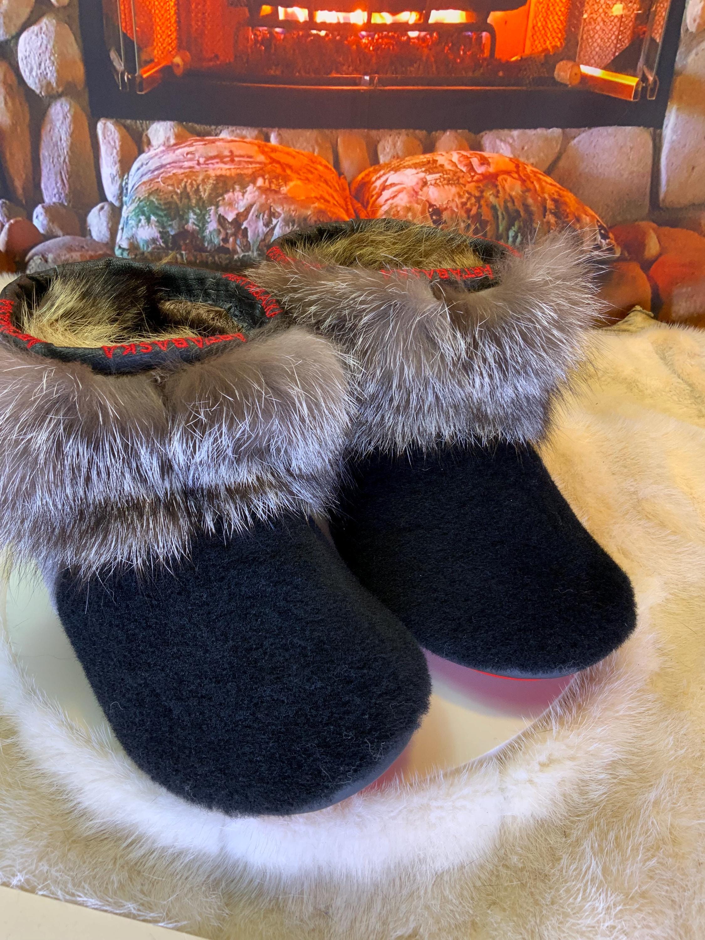 Mocassins d’intérieur Aline – 7 femme – édition toute fourrure en mouton noir, renard cristal & mouton gris recyclés, semelle rouge vif, faits à la main au Québec ✨🖤🤍❤️