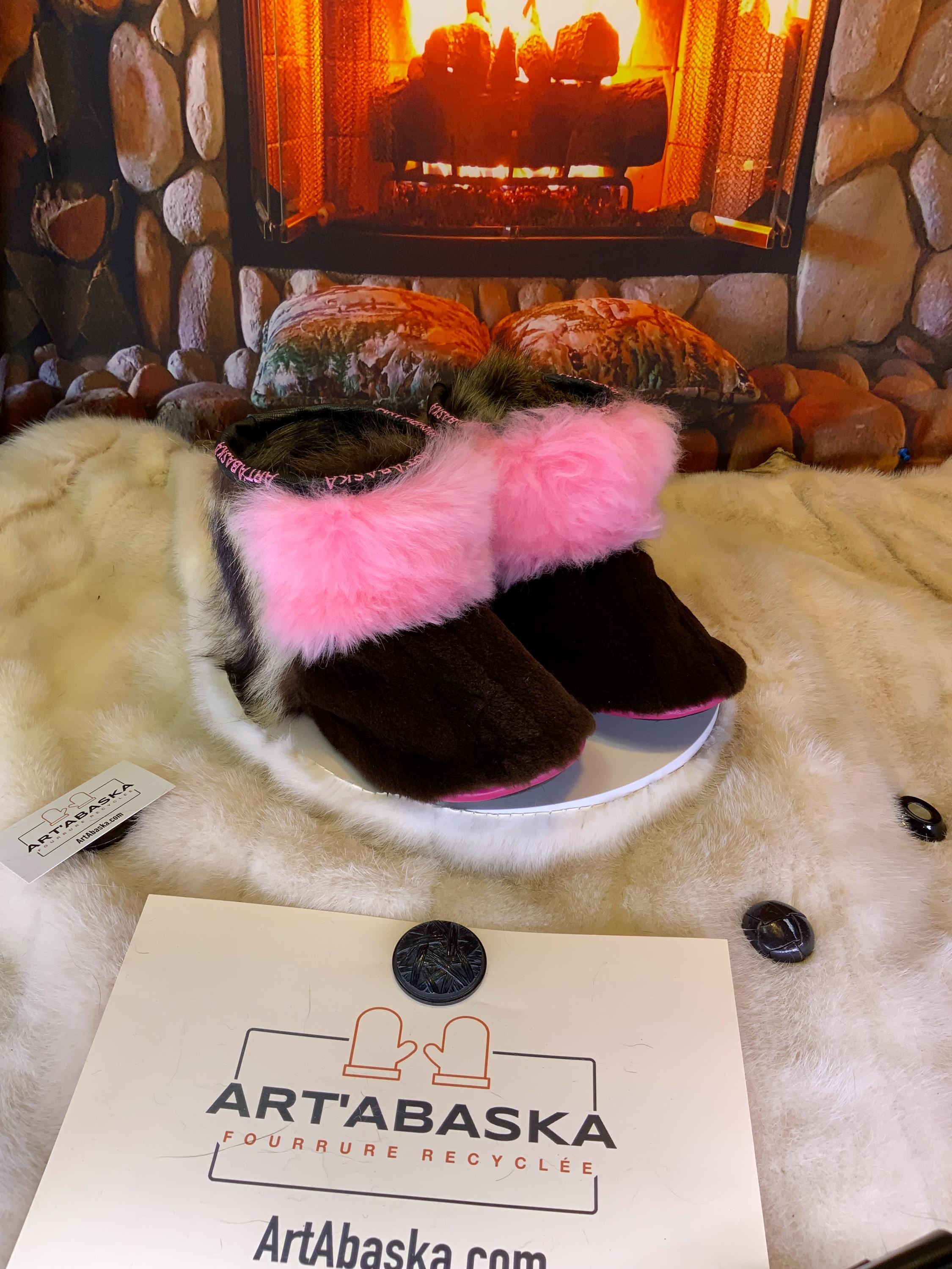 Mocassins d’intérieur Moniques 9 femme toute fourrure rose mouton vison raton recyclés cuir noir broderie ArtAbaska Québec