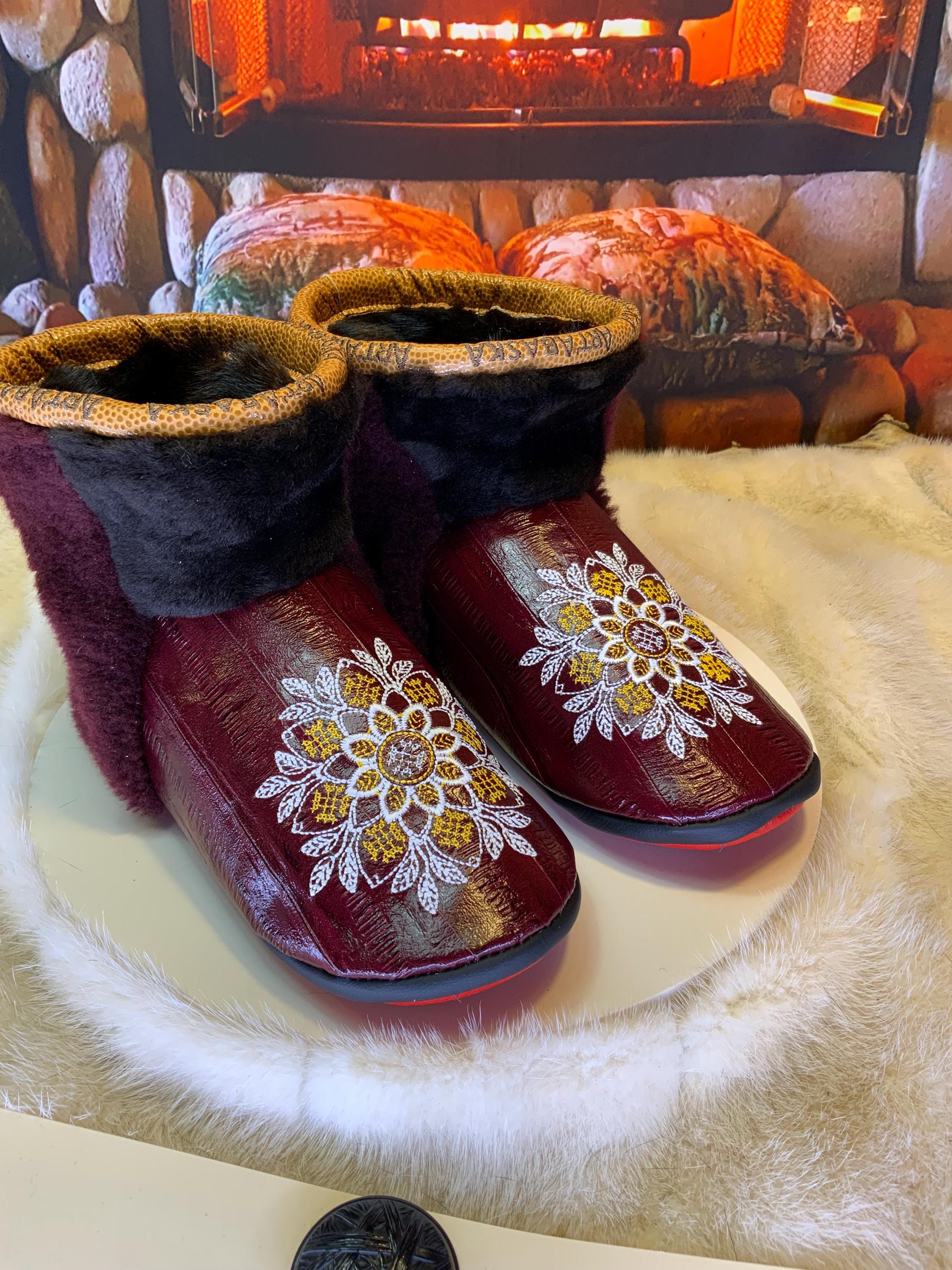 Mocassins d’intérieur Blanche – 8 femme – cuir d’anguille bourgogne brodé mandala blanc-or, fourrure recyclée & semelle rouge, faits à la main au Québec ✨🤍