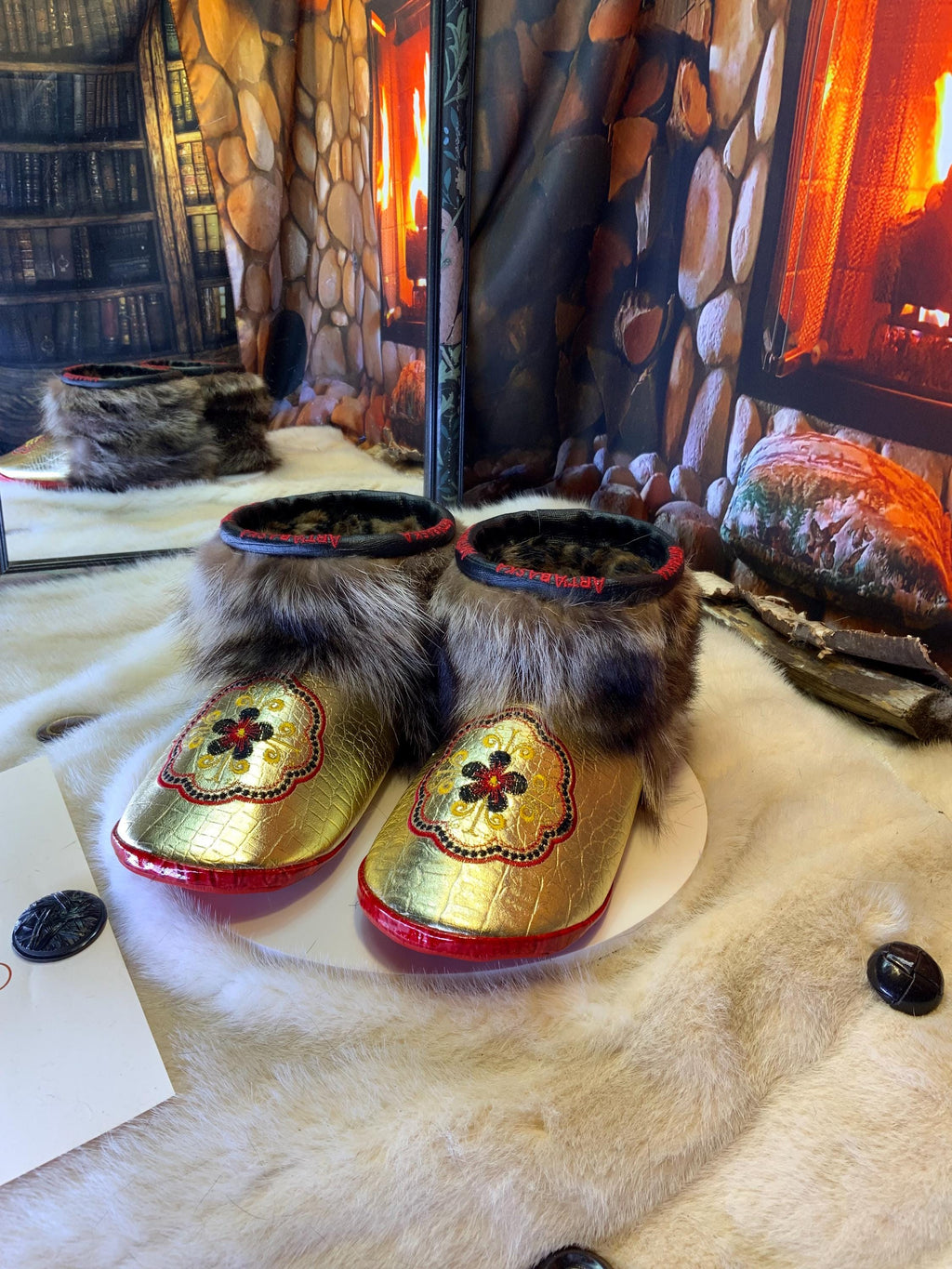 Mocassins d’intérieur Mireille 10 femme cuir or crocodile mandala brodé fils d’or raton recyclé semelle rouge fait main Québec