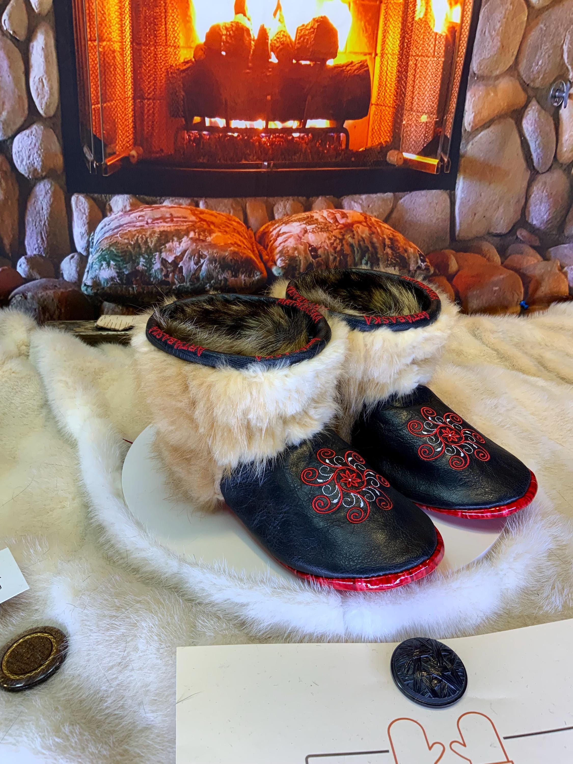 Mocassins d’intérieur Lisette – 6 femme – cuir italien craquelé brodé mandala rouge-blanc, raton bleached recyclé & semelle rouge, faits à la main au Québec ✨❤️🤍