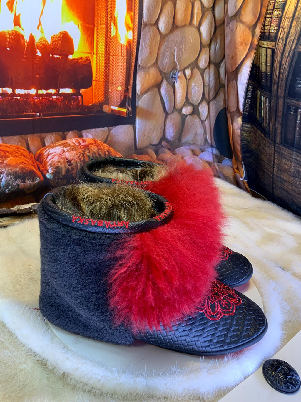 Mocassins d’intérieur Maria – 9 femme – cuir italien chevron brodé mandala rouge en fil de métal, fourrure recyclée & semelle rouge, faits à la main au Québec ✨❤️🌟