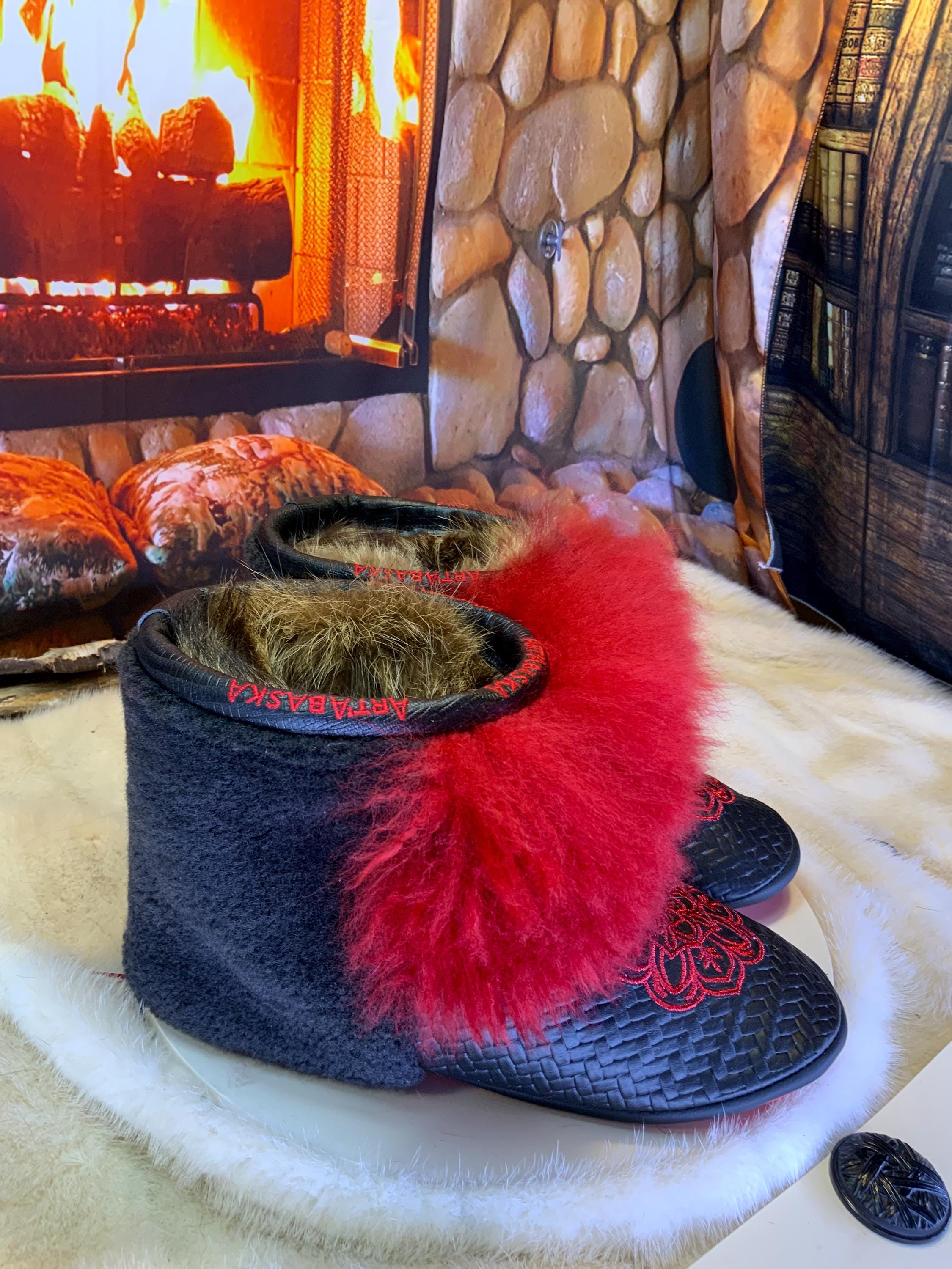 Mocassins d’intérieur Maria – 9 femme – cuir italien chevron brodé mandala rouge en fil de métal, fourrure recyclée & semelle rouge, faits à la main au Québec ✨❤️🌟