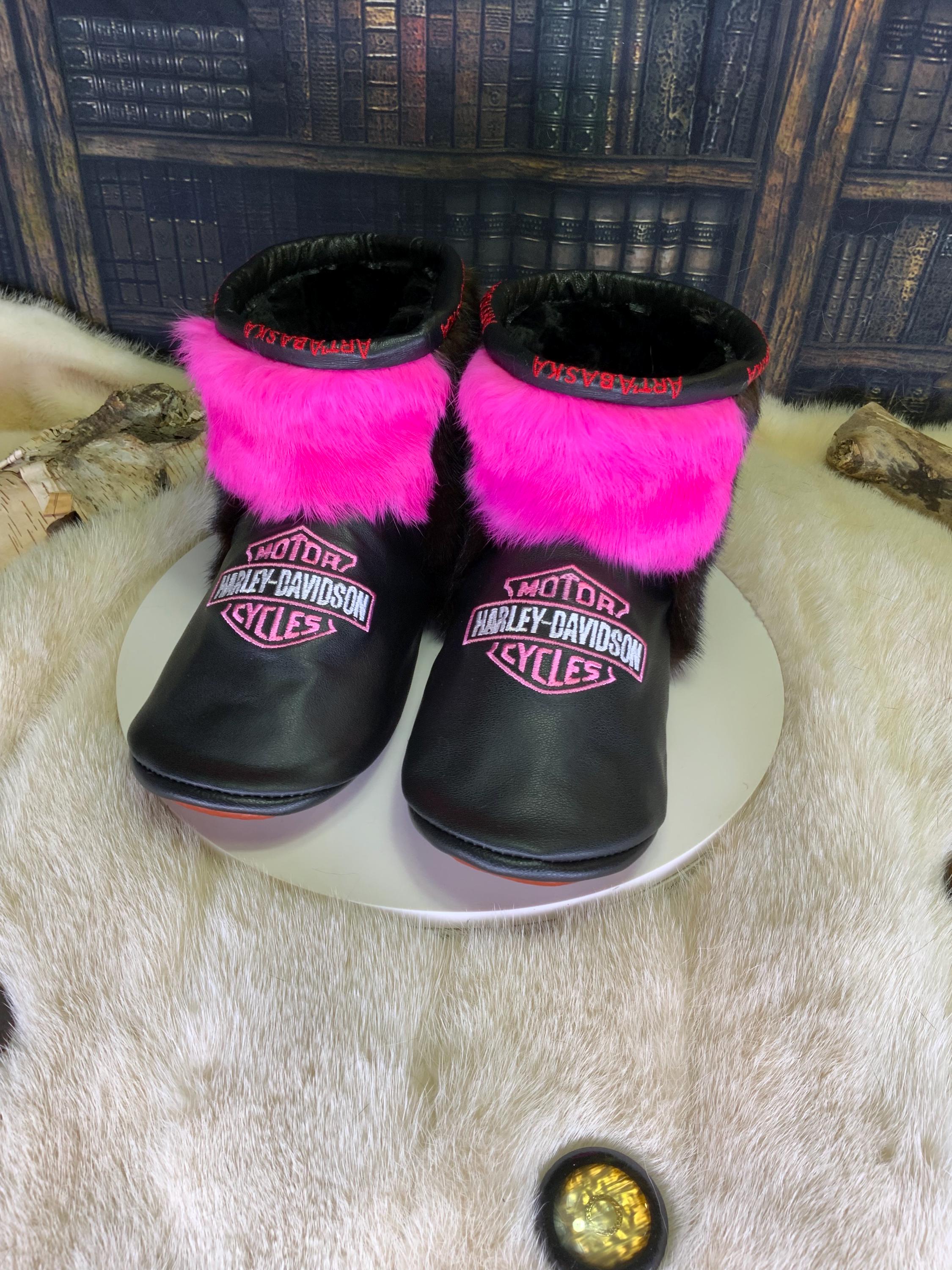 Mocassins d’intérieur Fernande pointure 8 femme cuir brodé vison lapin recyclés fait à la main Québec mocassin de luxe