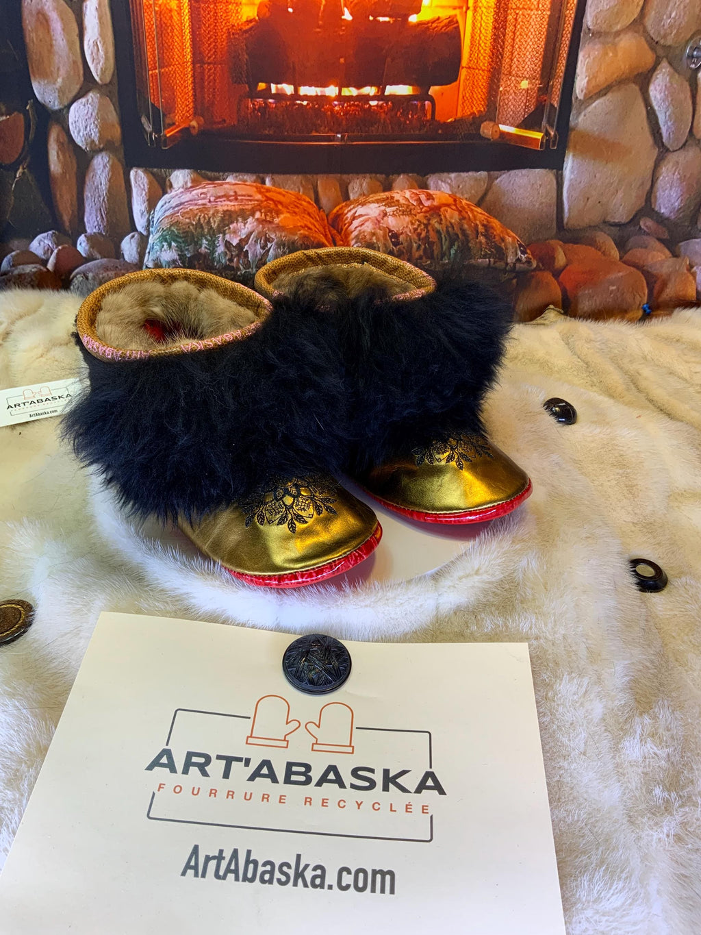 Mocassins d’intérieur Les Dorianne – 10 femme – cuir or brillant brodé mandala noir & mouton recyclé – fait à la main au Québec