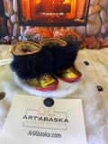Mocassins d’intérieur Les Dorianne – 10 femme – cuir or brillant brodé mandala noir & mouton recyclé – fait à la main au Québec