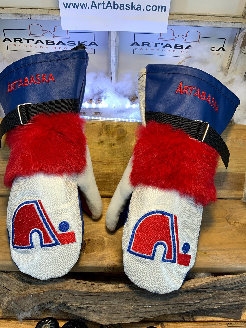 Mitaines Eliane Large edition Nordiques de Quebec cuir bleu et blanc fourrure lapin rouge mouton rase blanc fait a la main Quebec