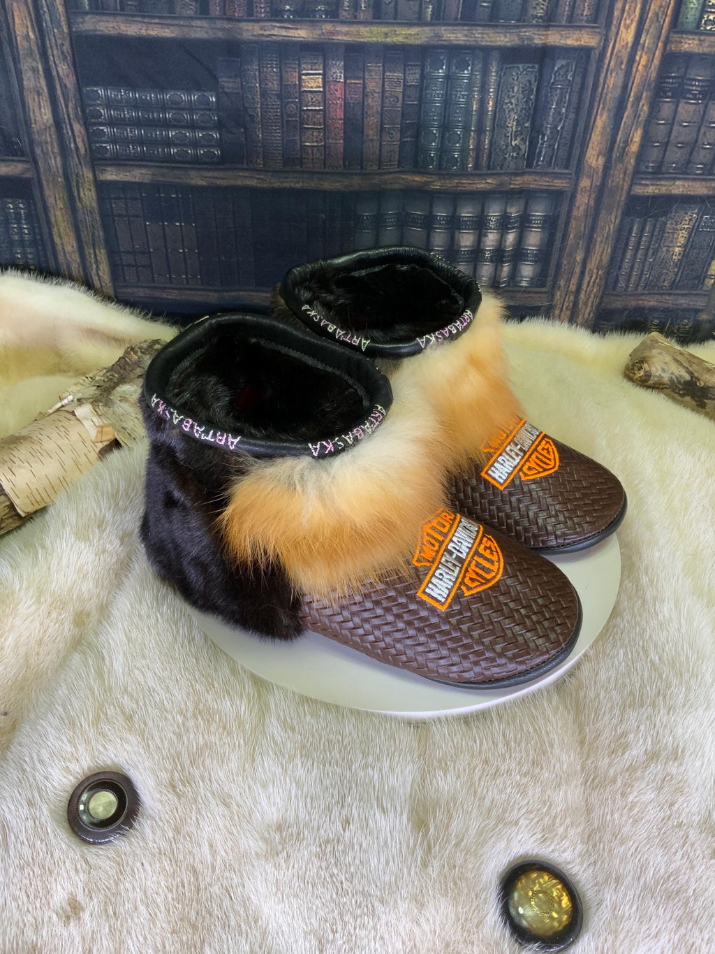 Mocassins d’intérieur Les Gabrielle – 9 Femme – cuir italien tressé & fourrures recyclées – fait à la main au Québec, pièce unique Harley