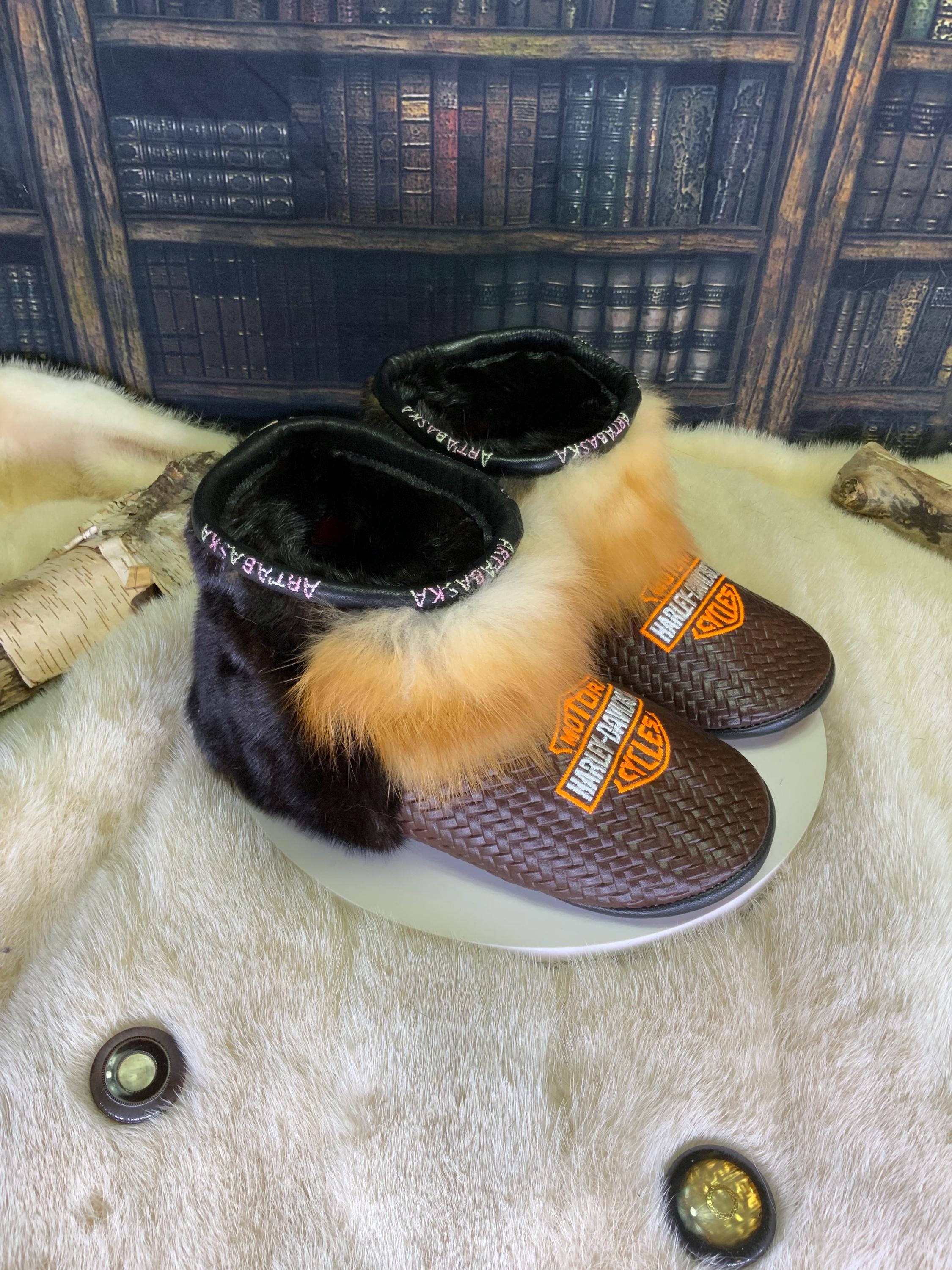 Mocassins d’intérieur Les Gabrielle – 9 Femme – cuir italien tressé & fourrures recyclées – fait à la main au Québec, pièce unique Harley