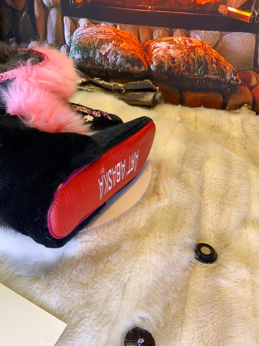 Mocassins d’intérieur Olivette – 8 femme – cuir de vache noire brodé Minnie Mouse rose-blanc, fourrure recyclée & semelle rouge, faits à la main au Québec ✨🎀