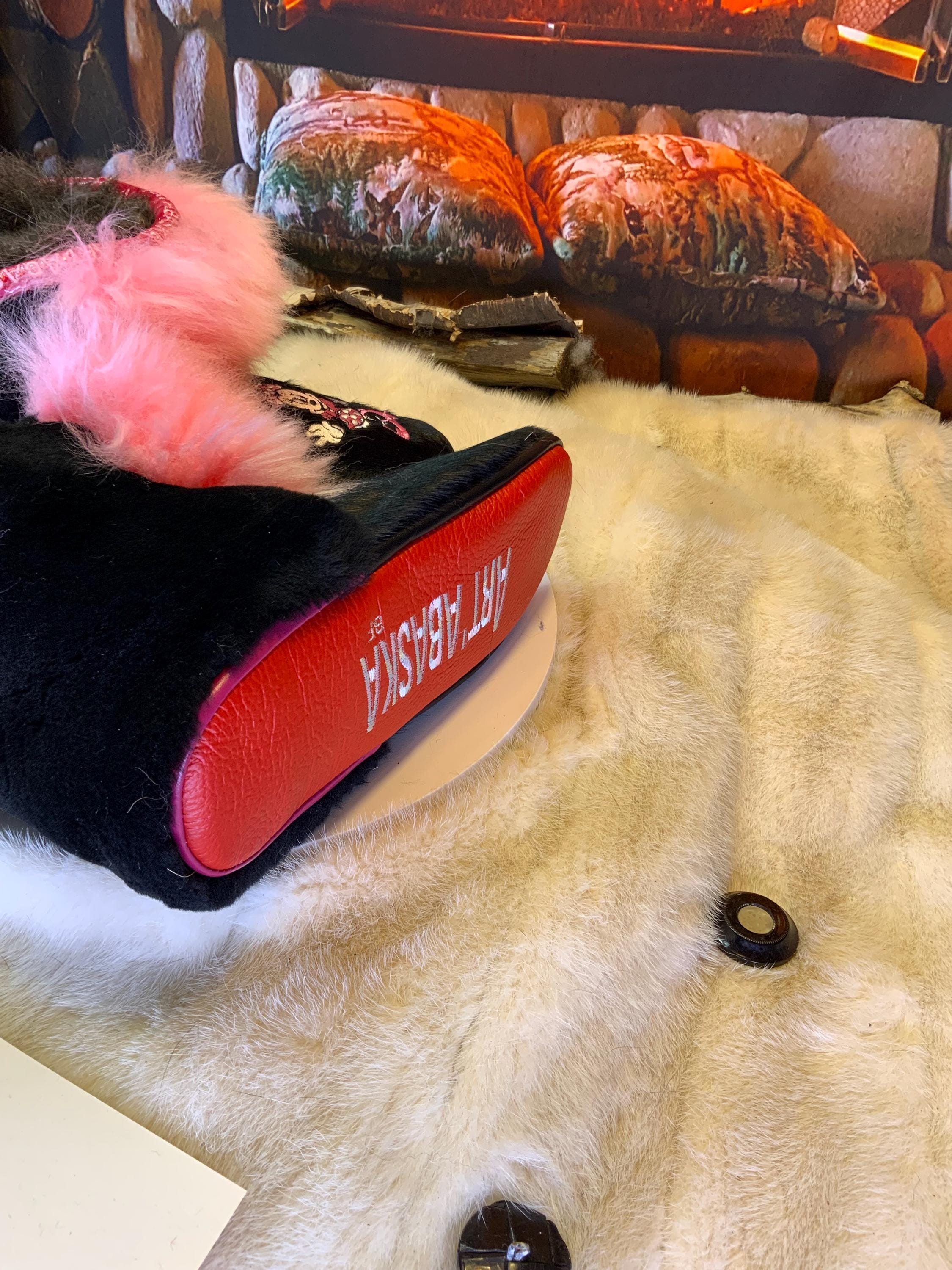 Mocassins d’intérieur Olivette – 8 femme – cuir de vache noire brodé Minnie Mouse rose-blanc, fourrure recyclée & semelle rouge, faits à la main au Québec ✨🎀