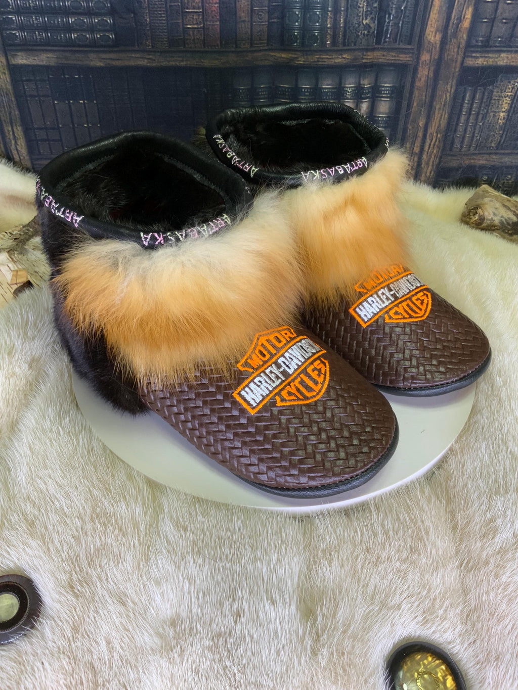 Mocassins d’intérieur Les Gabrielle – 9 Femme – cuir italien tressé & fourrures recyclées – fait à la main au Québec, pièce unique Harley