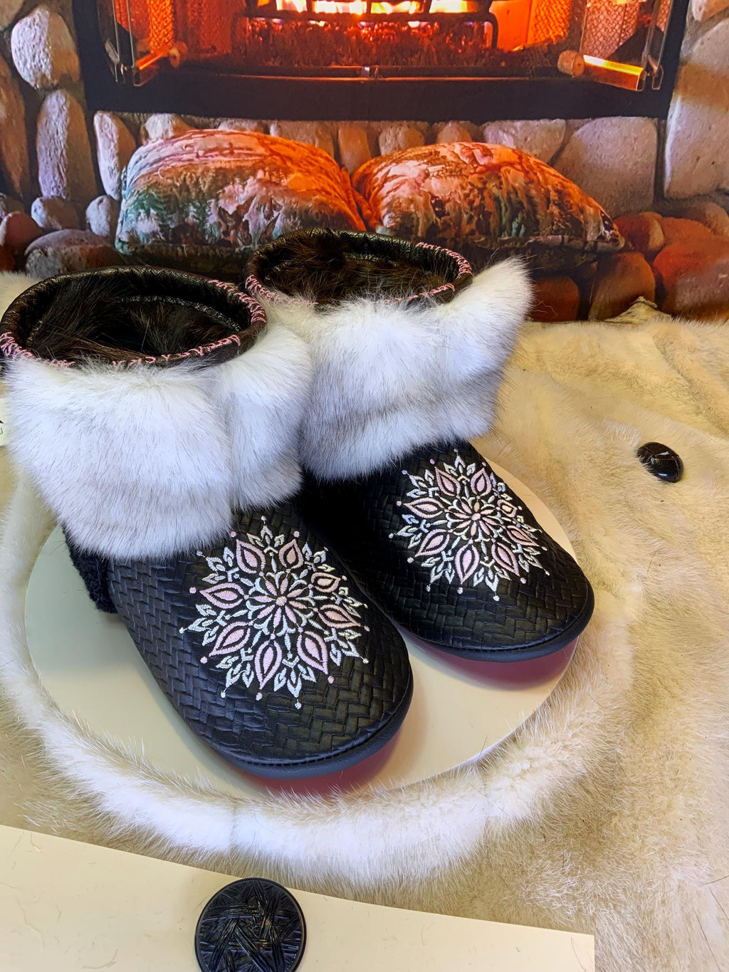 Mocassins d’intérieur Colette – 7 femme – cuir chevron noir italien & mandala brodé rose-blanc, œuvre d’art unique du Québec ✨🖤🌸