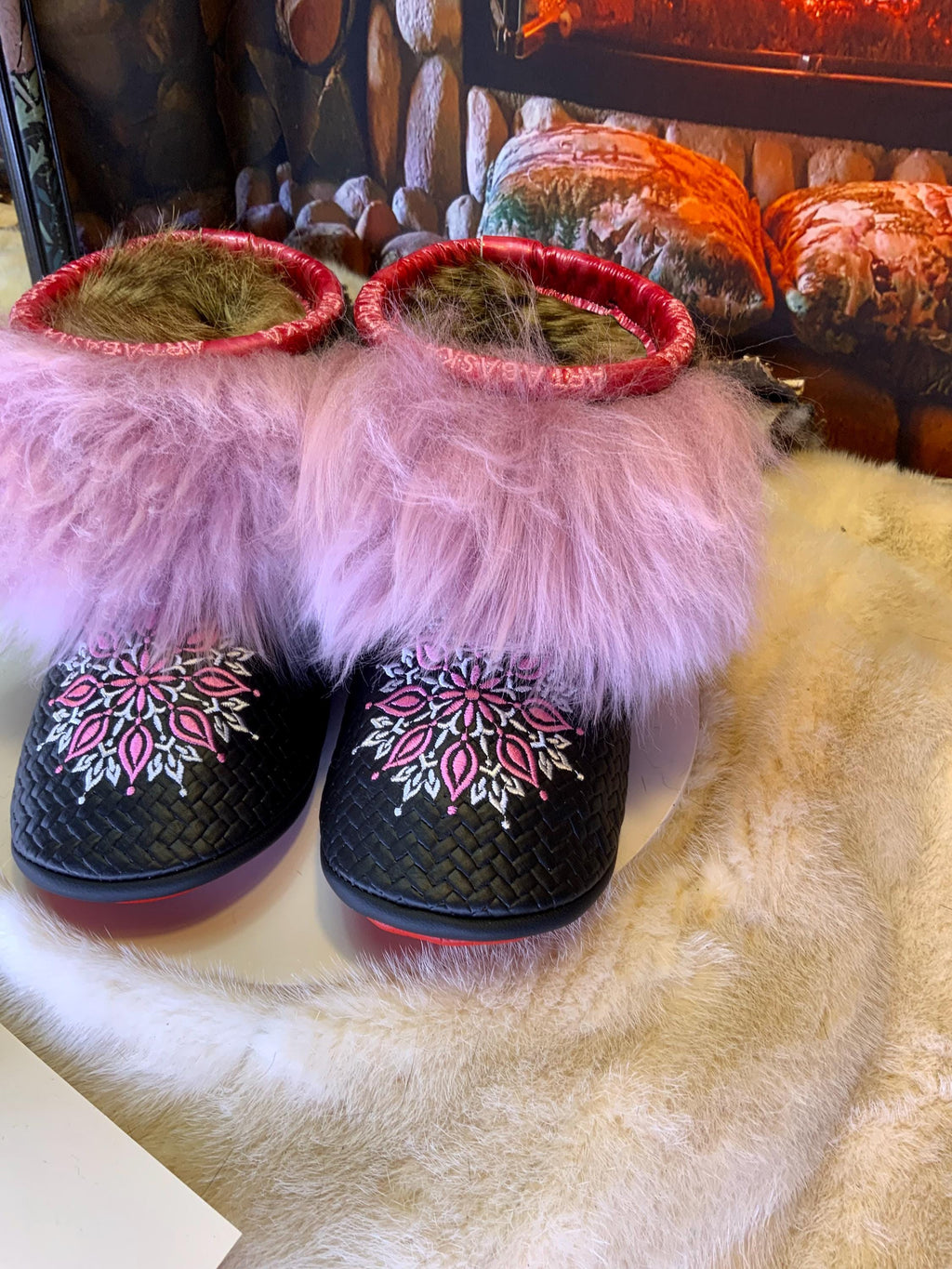 Mocassins d’intérieur Marcelle 9 femme, cuir italien chevron brodé mandala rose et blanc, faits à la main au Québec ✨🌸💕