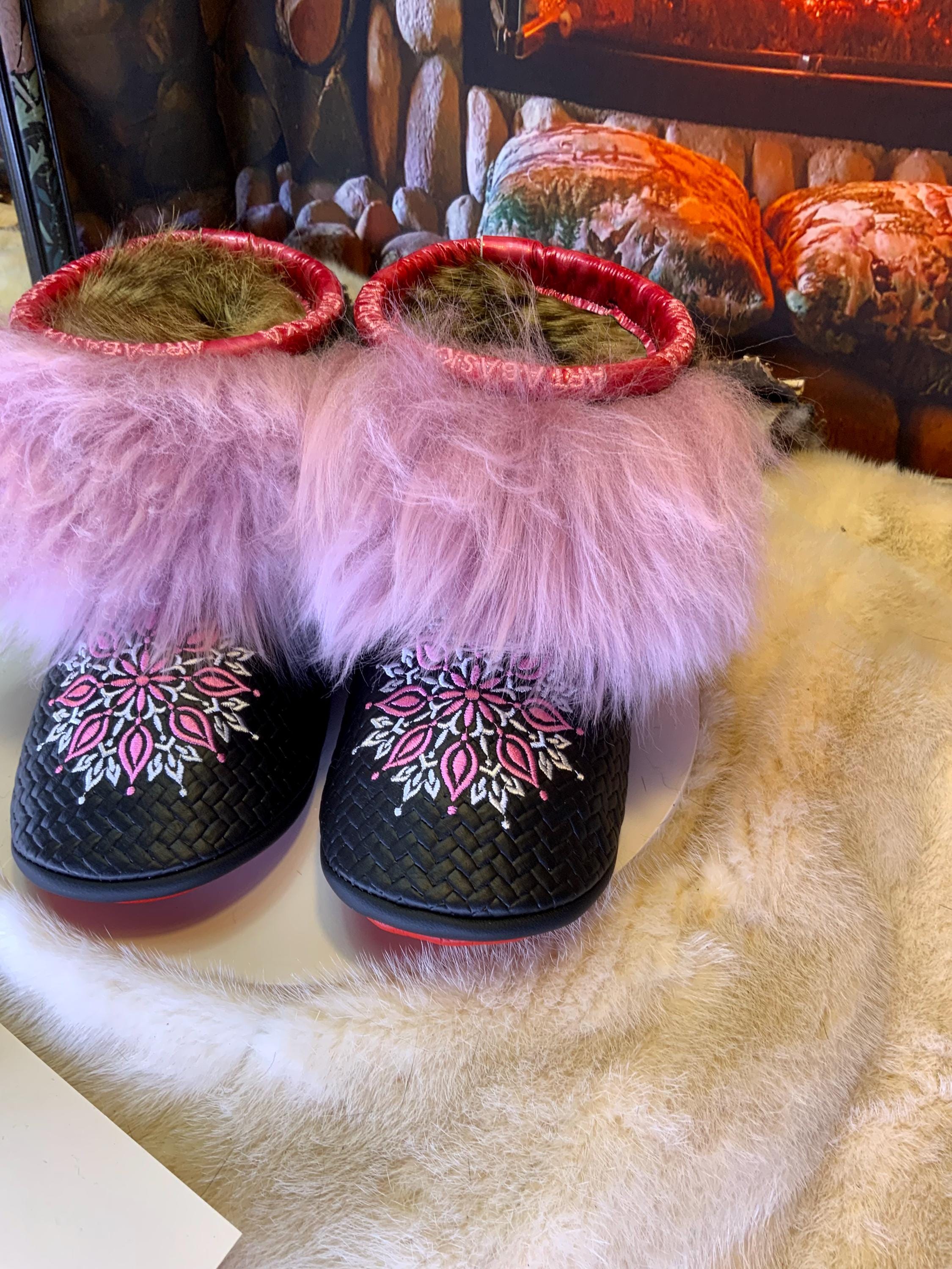 Mocassins d’intérieur Marcelle 9 femme, cuir italien chevron brodé mandala rose et blanc, faits à la main au Québec ✨🌸💕