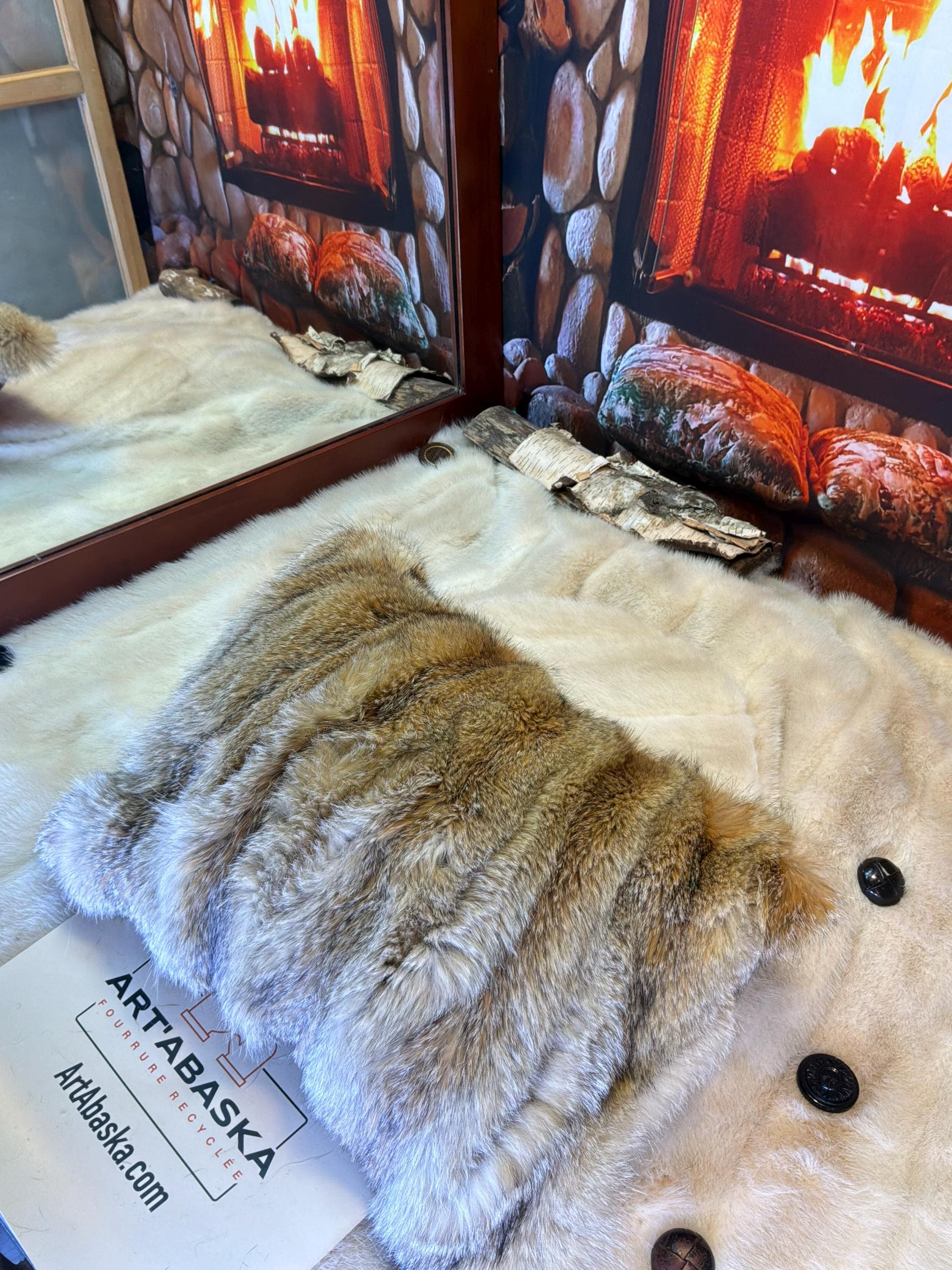 Coussin fourrure recyclée coyote fait à la main Québec coussin décoratif cuir brun chocolat brodé tête de cheval pièce unique ArtAbaska