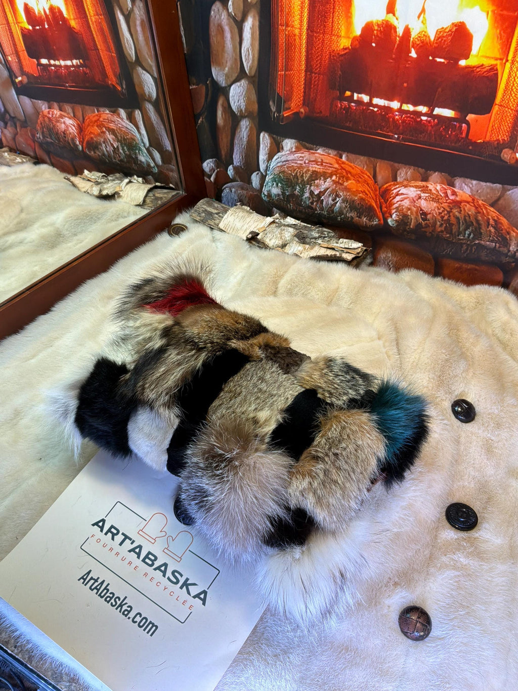Coussin patchwork fourrures recyclées fait à la main Québec coussin décoratif cuir brodé tête de cheval pièce unique ArtAbaska