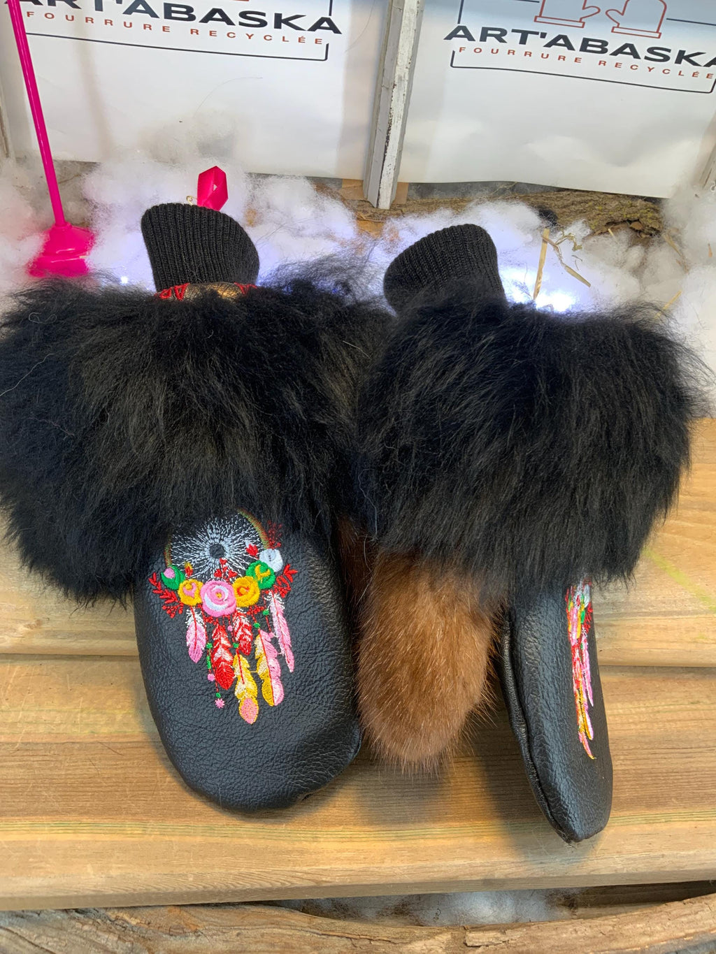 Mitaines de ville Henriette faites à la main au Québec en fourrure recyclée avec broderie Capteur de Rêve artistique grandeur Medium