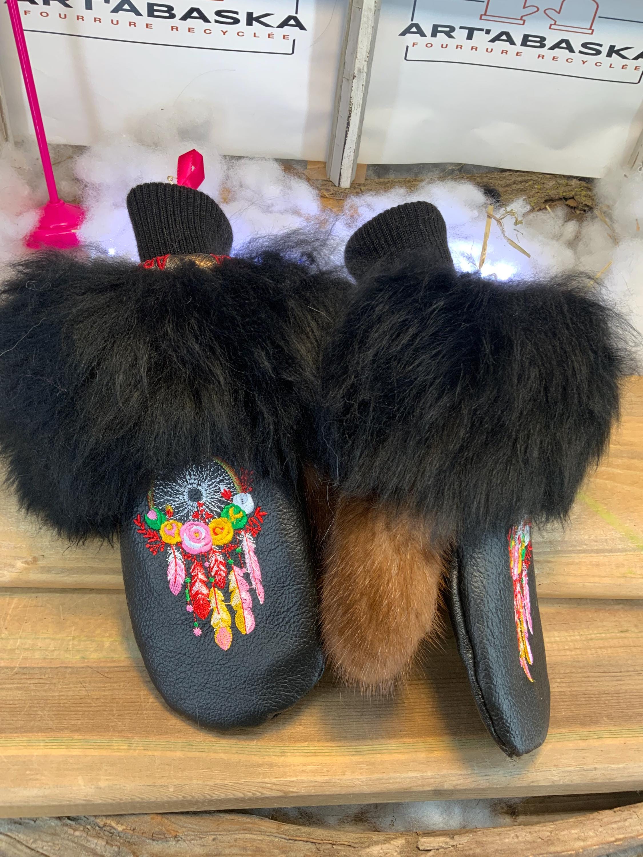 Mitaines de ville Henriette faites à la main au Québec en fourrure recyclée avec broderie Capteur de Rêve artistique grandeur Medium