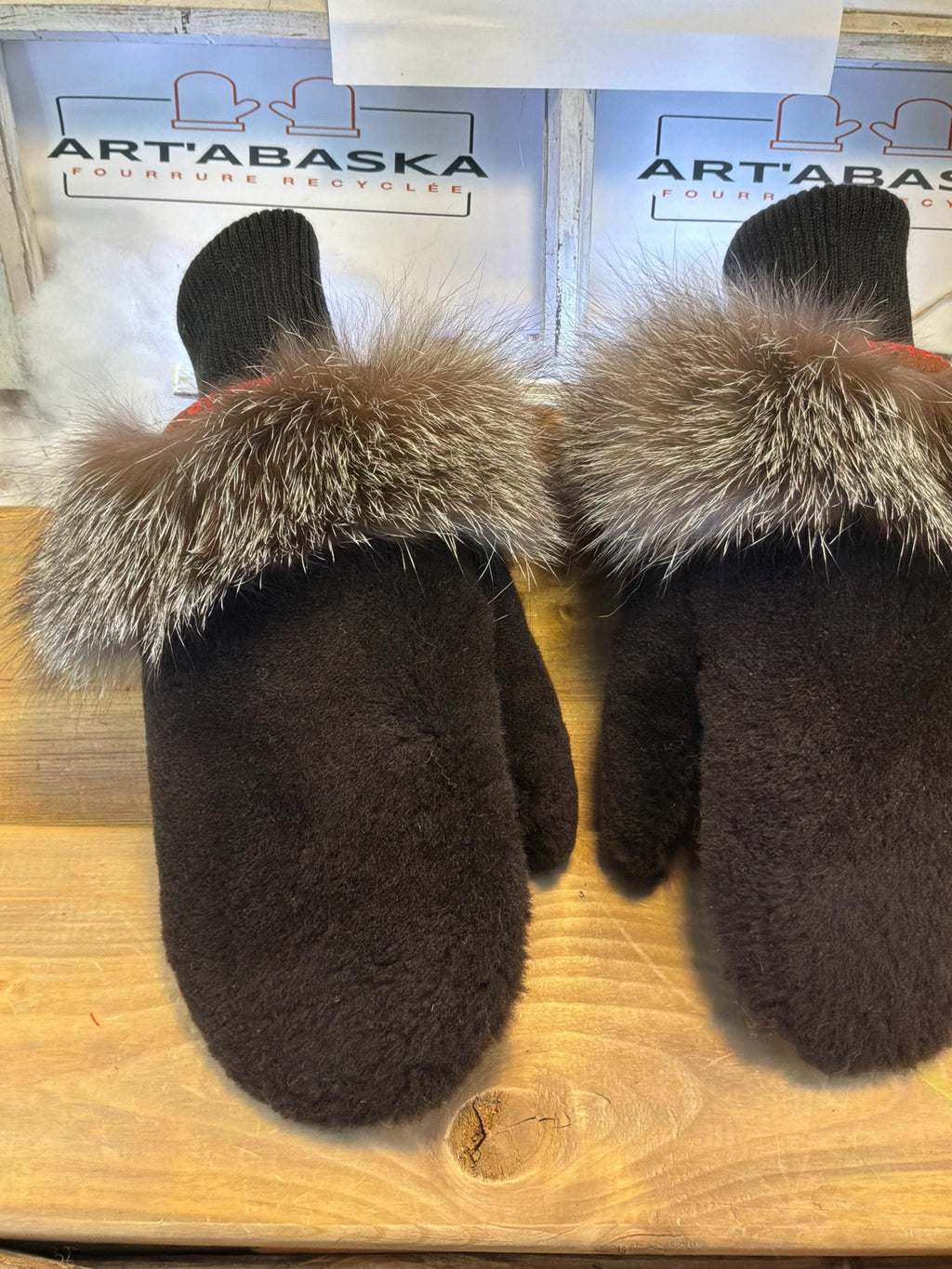 Mitaines de ville Medium Marguerite en fourrure recyclée – Faites à la main au Québec – Légères, élégantes, confort urbain – ArtAbaska
