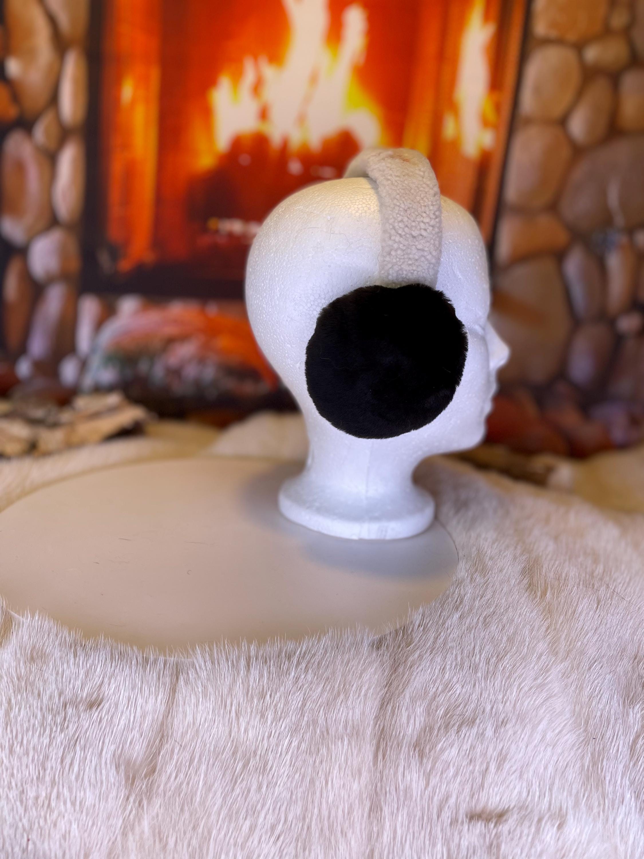 Cache-Oreilles tout en fourrure recyclée édition Castor rasé brun foncé naturel recyclé et mouton rasé sur la tête  Les Noella