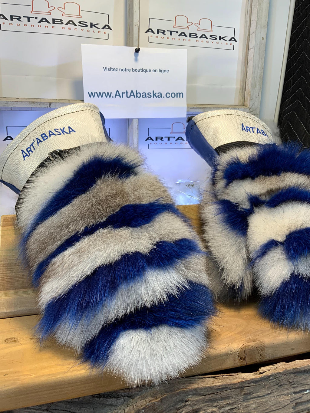 Mitaines Les Juliette – Large, patchwork renard norvégien recyclé bleu - blanc, cuir italien et broderie ArtAbaska, fait à la main au Québec