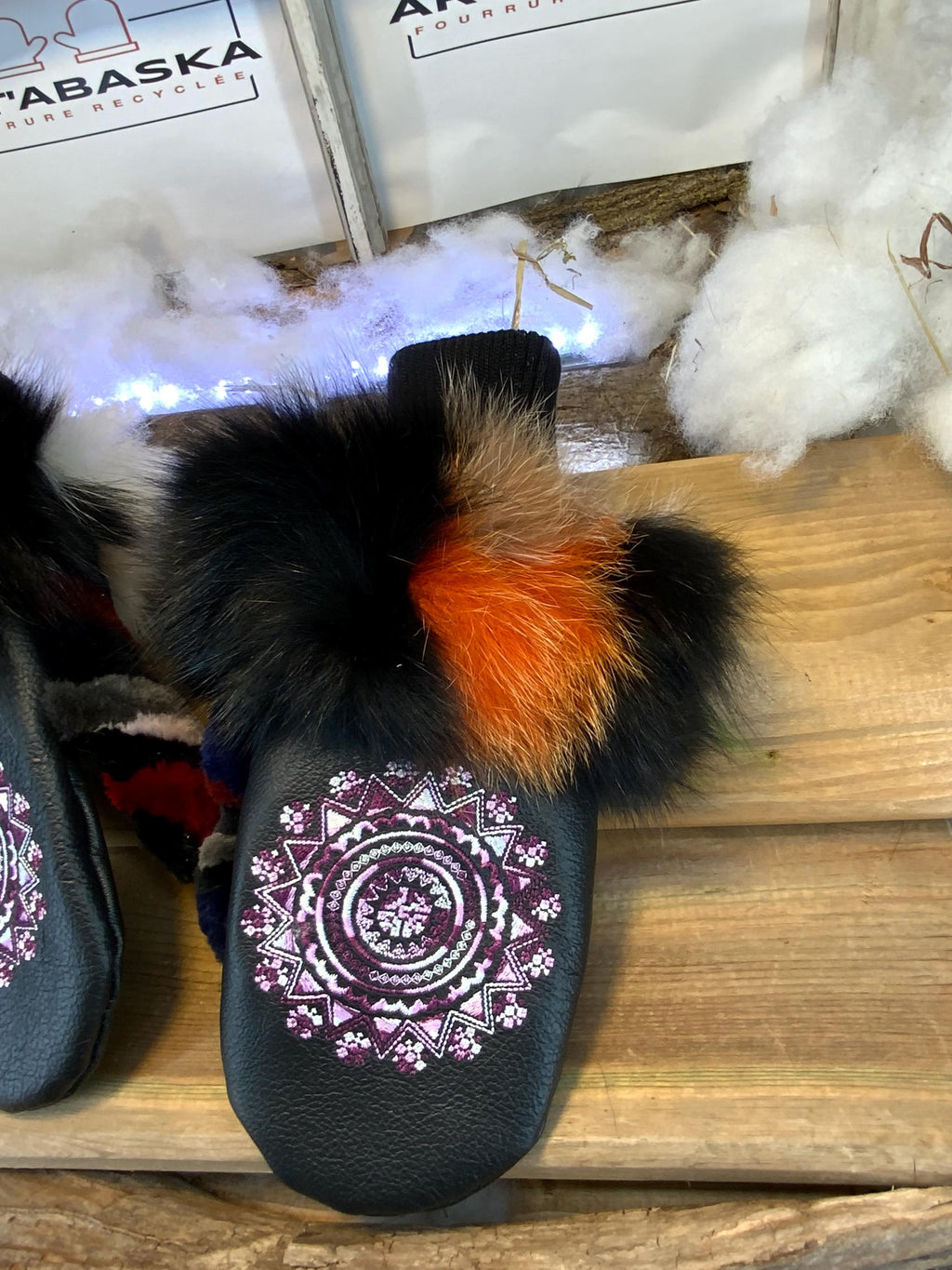 Mitaines de ville Micheline, Medium, en cuir italien brodé et fourrure recyclée en patchwork coloré, pièce unique faite à la main au Québec