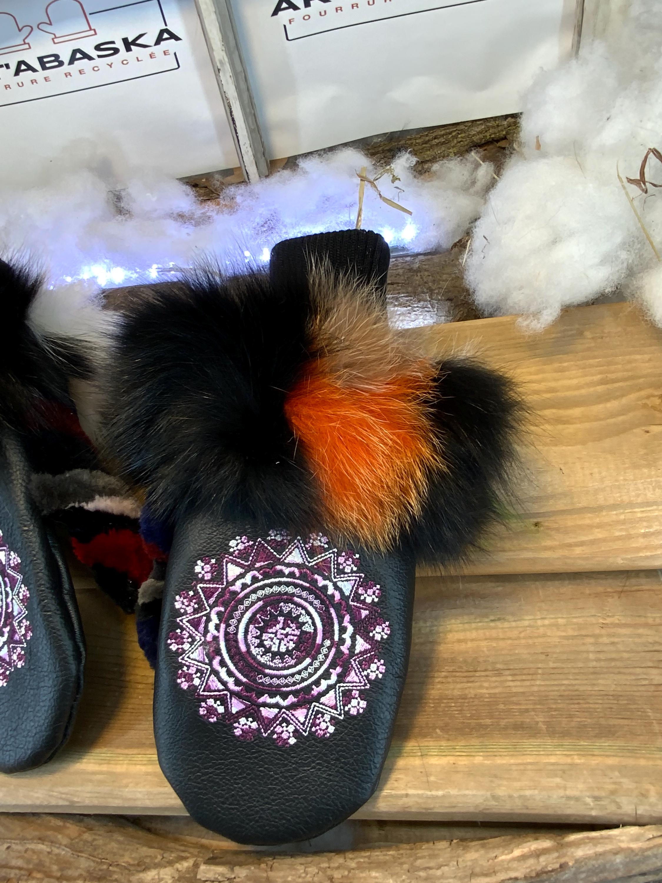 Mitaines de ville Micheline, Medium, en cuir italien brodé et fourrure recyclée en patchwork coloré, pièce unique faite à la main au Québec