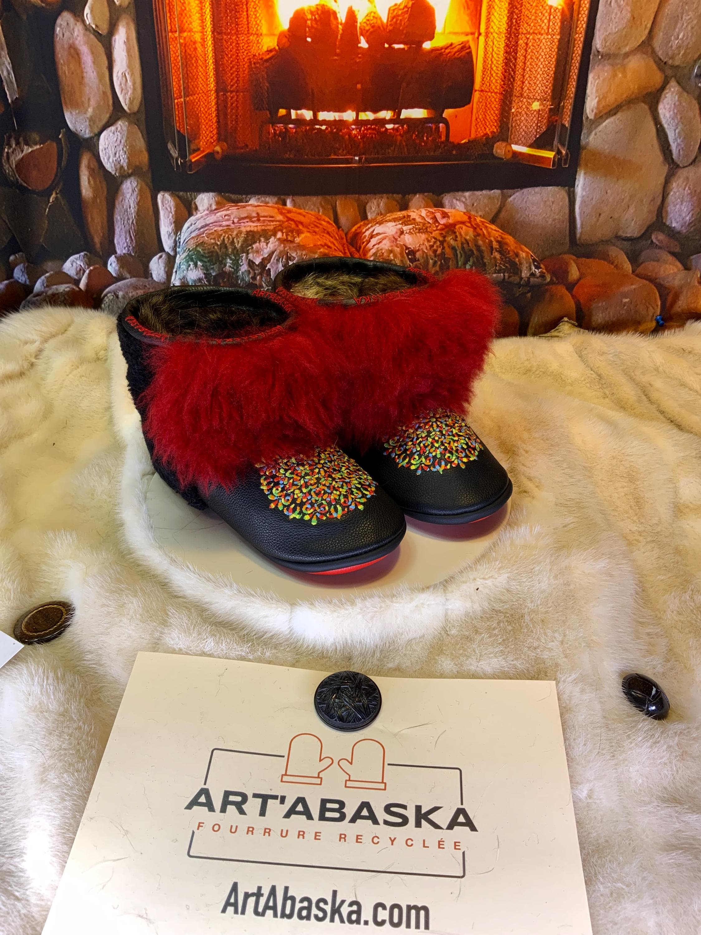 Mocassins d’intérieur Pauline 9 femme, cuir brodé mandala multicolore, fourrure recyclée, faits à la main au Québec ✨🌈❤️