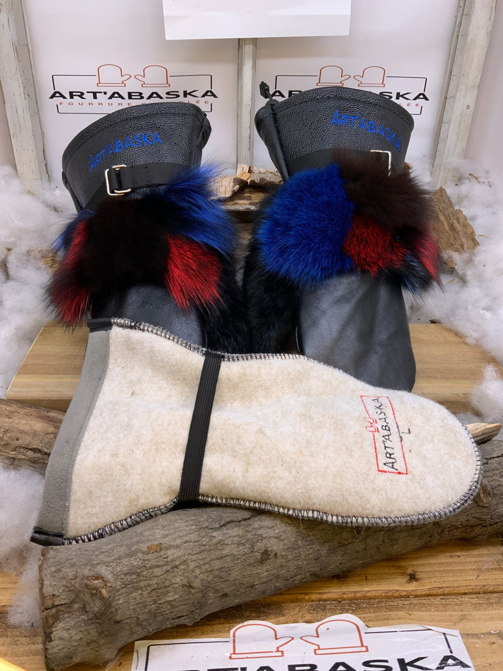 Mitaines Françoise Large cuir noir embossé lézard renard patchwork lapin noir broderie bleue ArtAbaska fait à la main Québec unique chaude