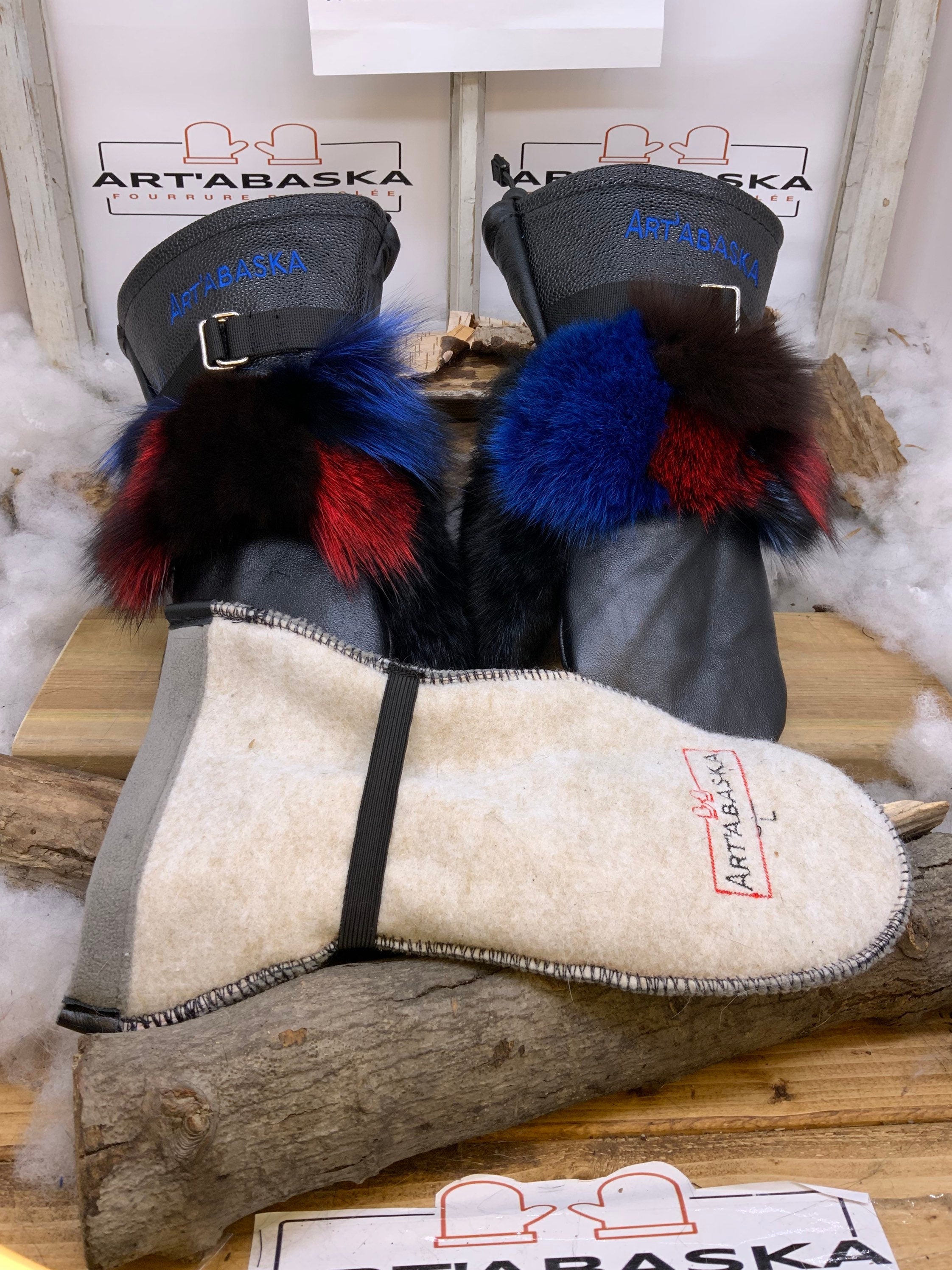 Mitaines Françoise Large cuir noir embossé lézard renard patchwork lapin noir broderie bleue ArtAbaska fait à la main Québec unique chaude