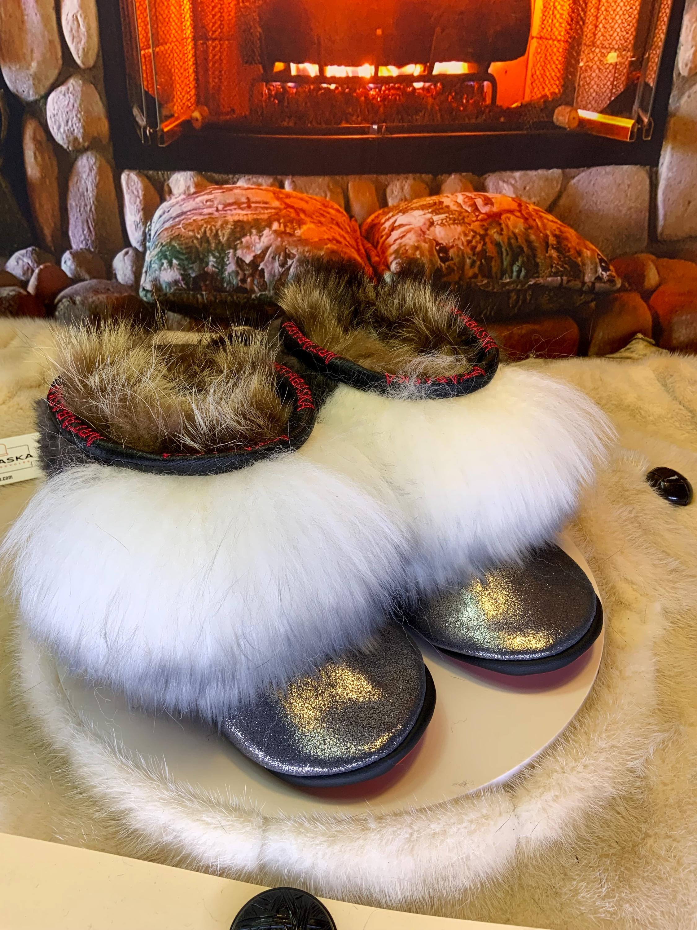 Mocassins d’intérieur Denise – 6 femme – cuir argenté recyclé brillant, semelle rouge brodée ArtAbaska bleu royal, pièce unique Québec ✨