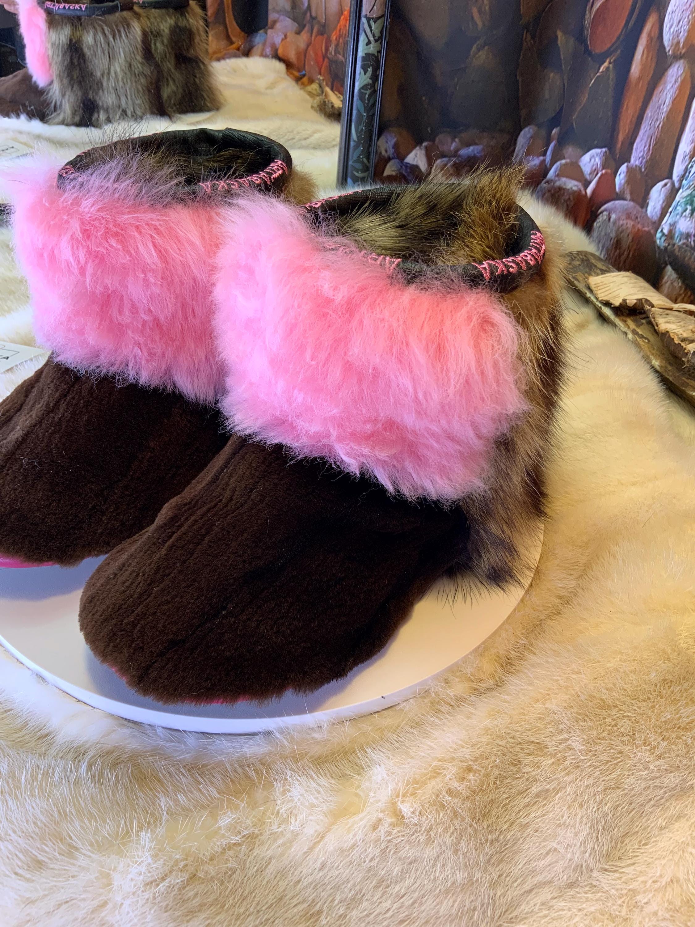 Mocassins d’intérieur Moniques 7 femme, toute fourrure recyclée rose et brune, faits à la main au Québec 💕✨
