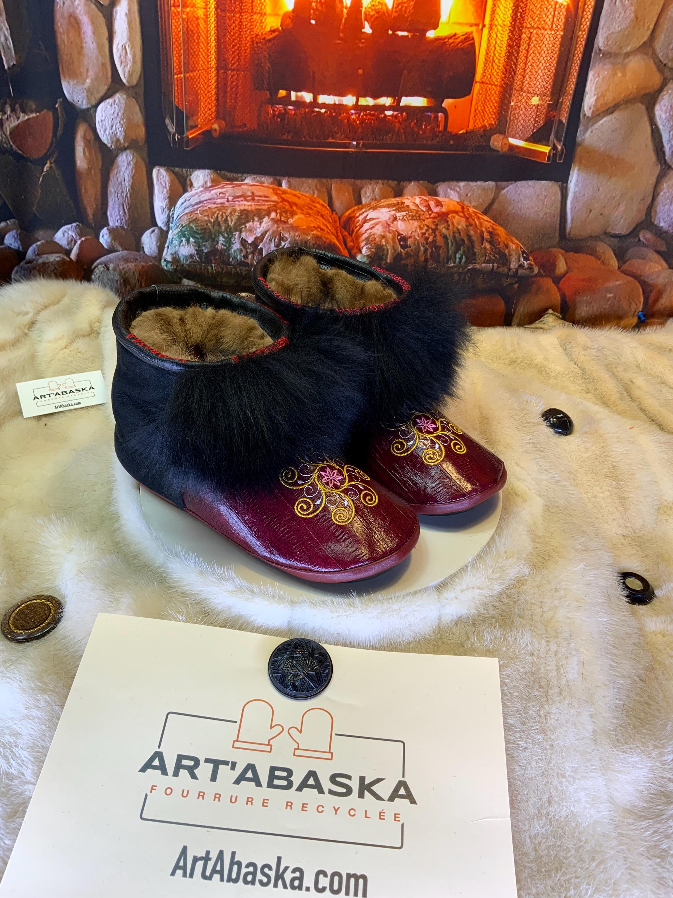 Mocassins d’intérieur Les Violette – 10 femme – cuir anguille bourgogne brodé mandala & mouton pleine longueur recyclés Québec