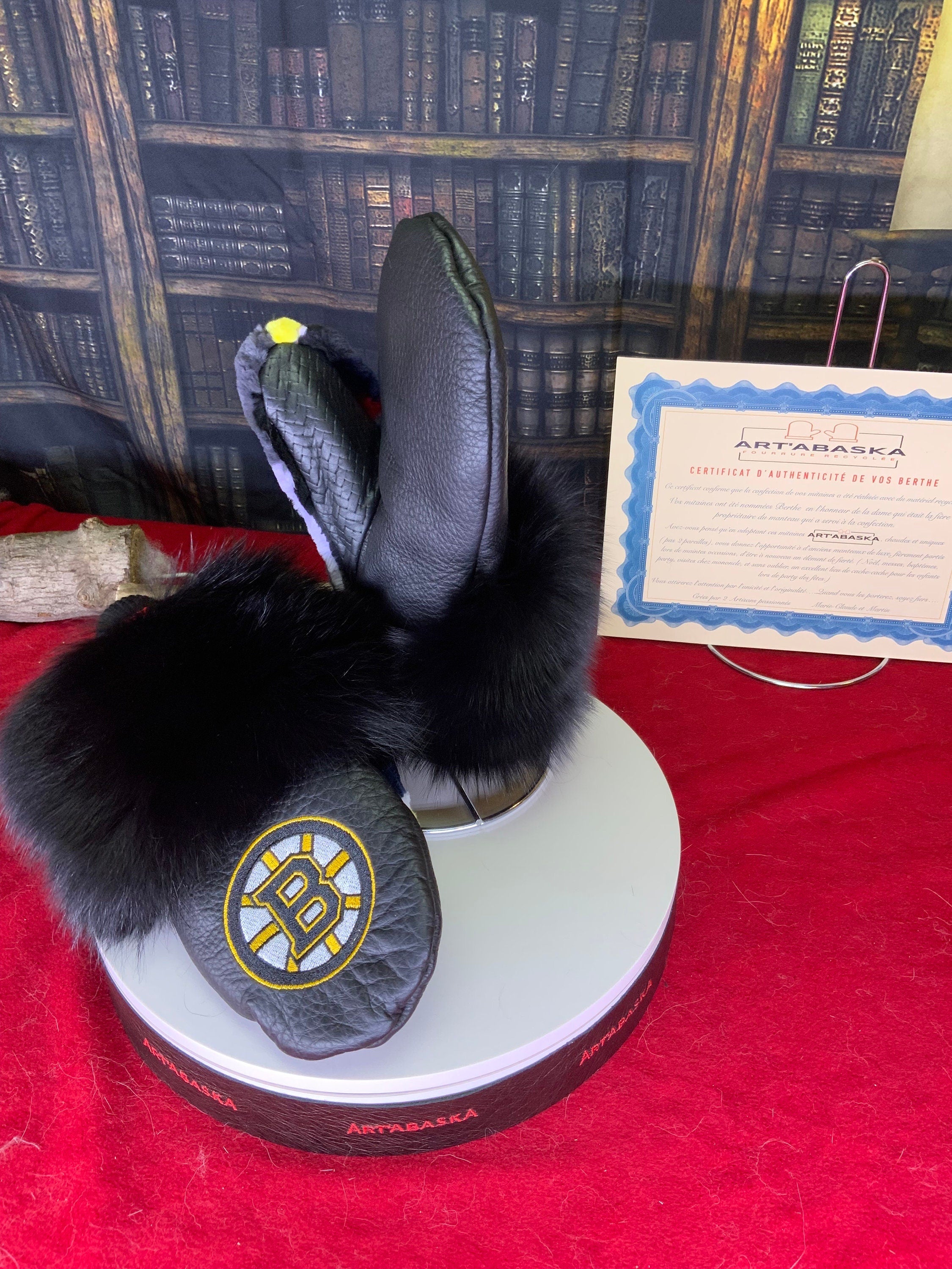 Mitaines courte en cuir et fourrure recyclés édition Bruins de Boston .  Grandeur XL. Les Berthe