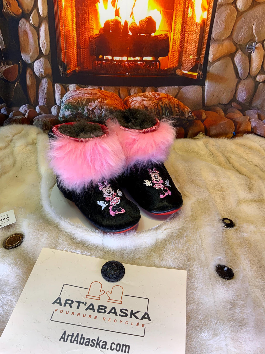 Mocassins d’intérieur Olivette – 8 femme – cuir de vache noire brodé Minnie Mouse rose-blanc, fourrure recyclée & semelle rouge, faits à la main au Québec ✨🎀
