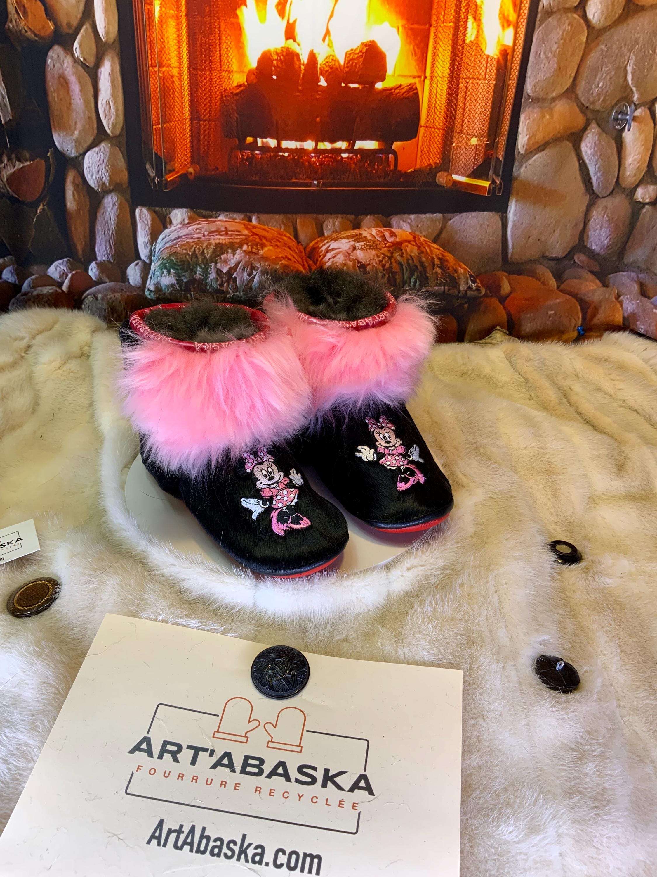 Mocassins d’intérieur Olivette – 8 femme – cuir de vache noire brodé Minnie Mouse rose-blanc, fourrure recyclée & semelle rouge, faits à la main au Québec ✨🎀