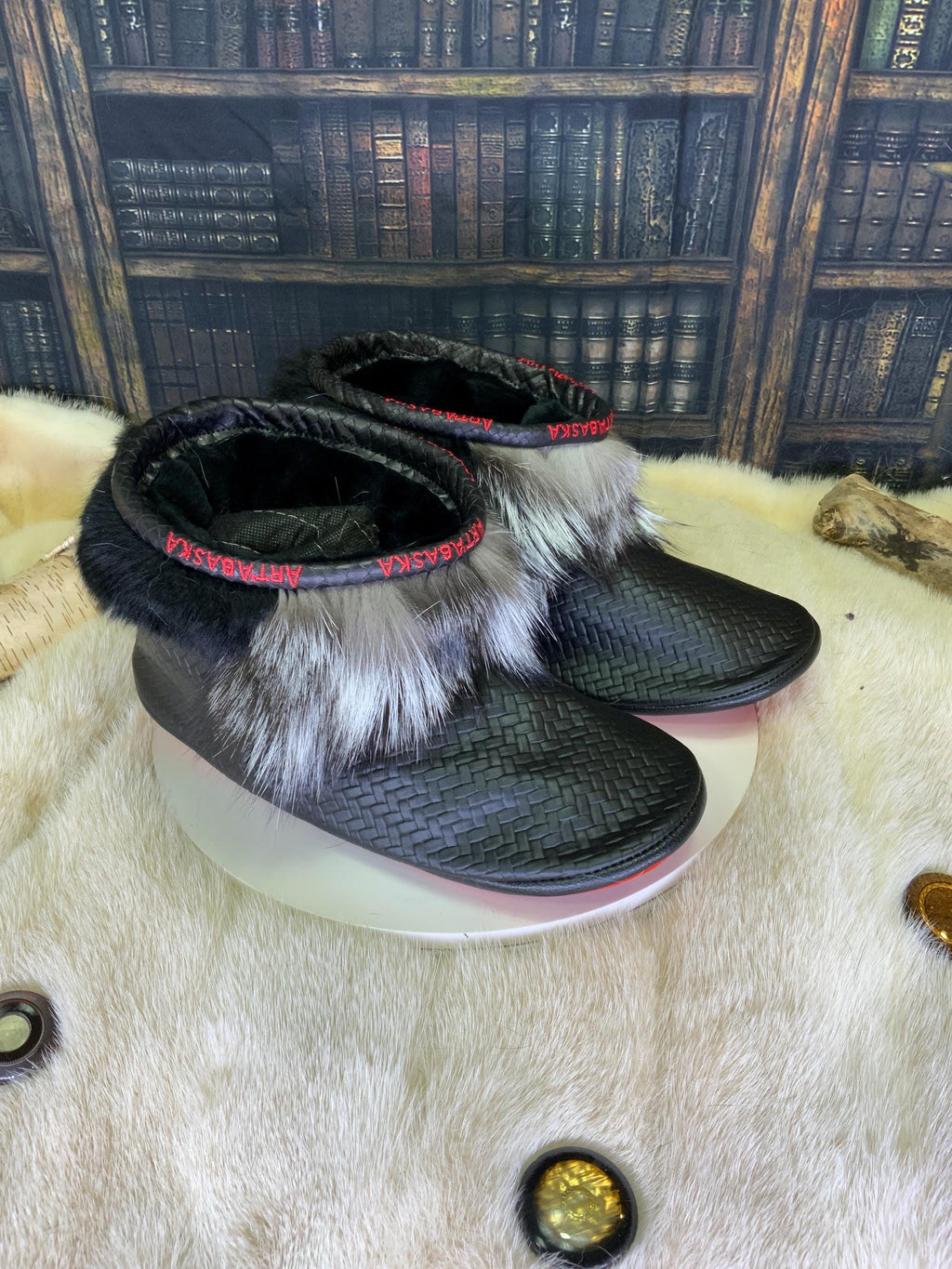 Mocassin d’intérieur Les Fernande – pointure 10 homme – cuir italien & fourrure recyclée – fait à la main au Québec, pièce unique