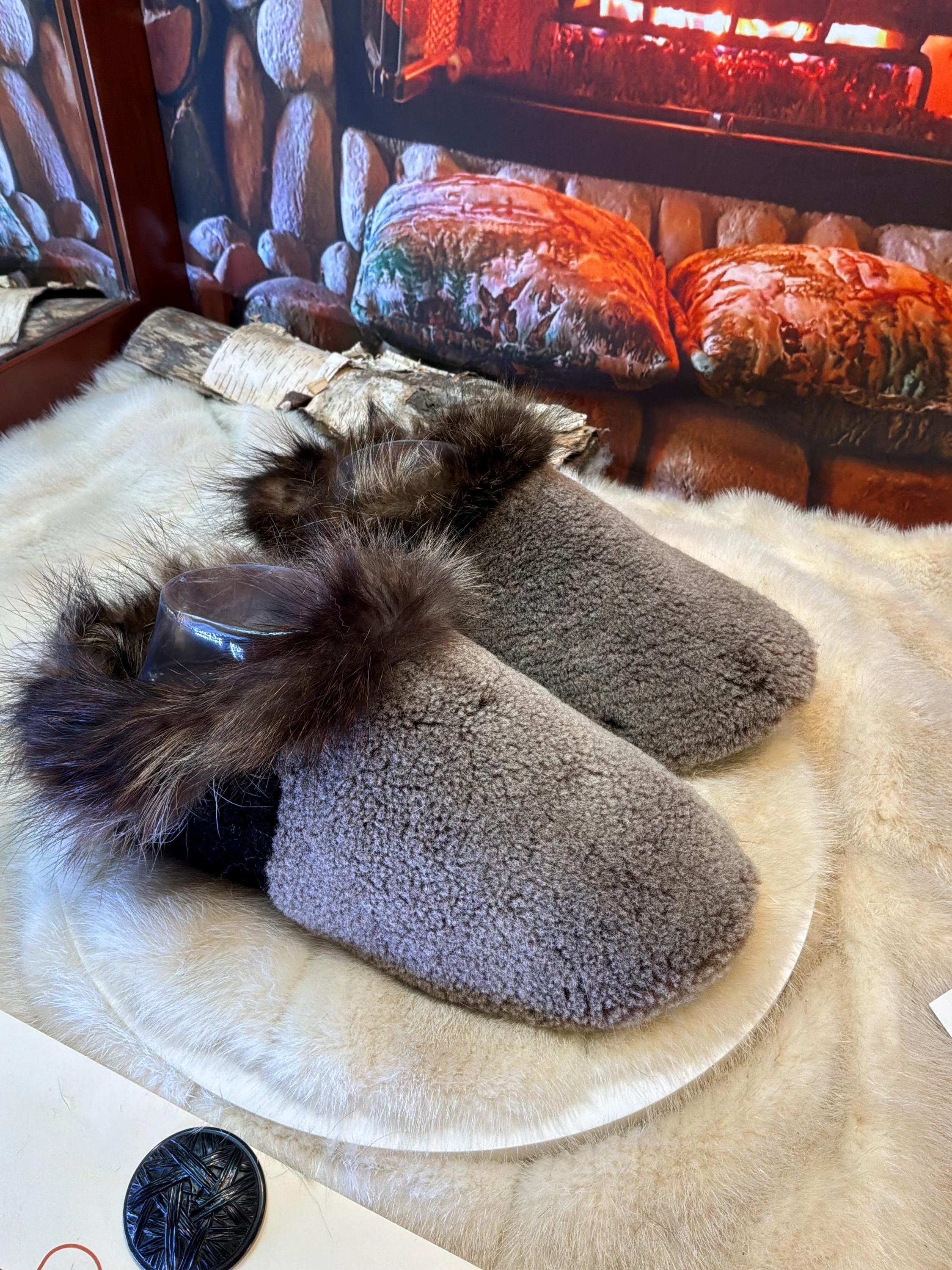 Slipper Yolande pointure 7 femme – Sherling italien & cuir recyclé, pièce unique faite à la main au Québec