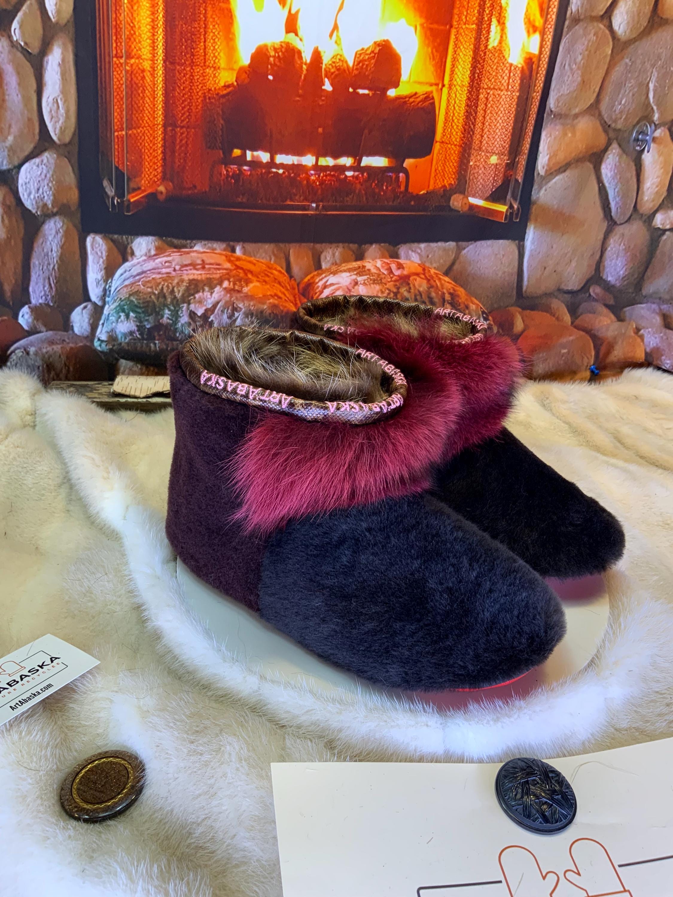 Mocassins d’intérieur Mireille 9 femme, mouton brun café, renard bourgogne recyclé, faits à la main au Québec ✨🤎❤️