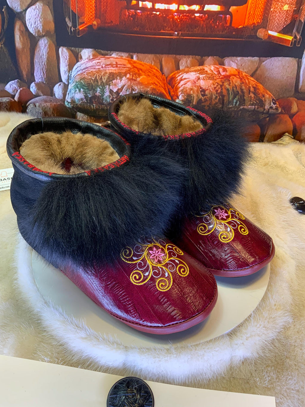 Mocassins d’intérieur Les Violette – 10 femme – cuir anguille bourgogne brodé mandala & mouton pleine longueur recyclés Québec