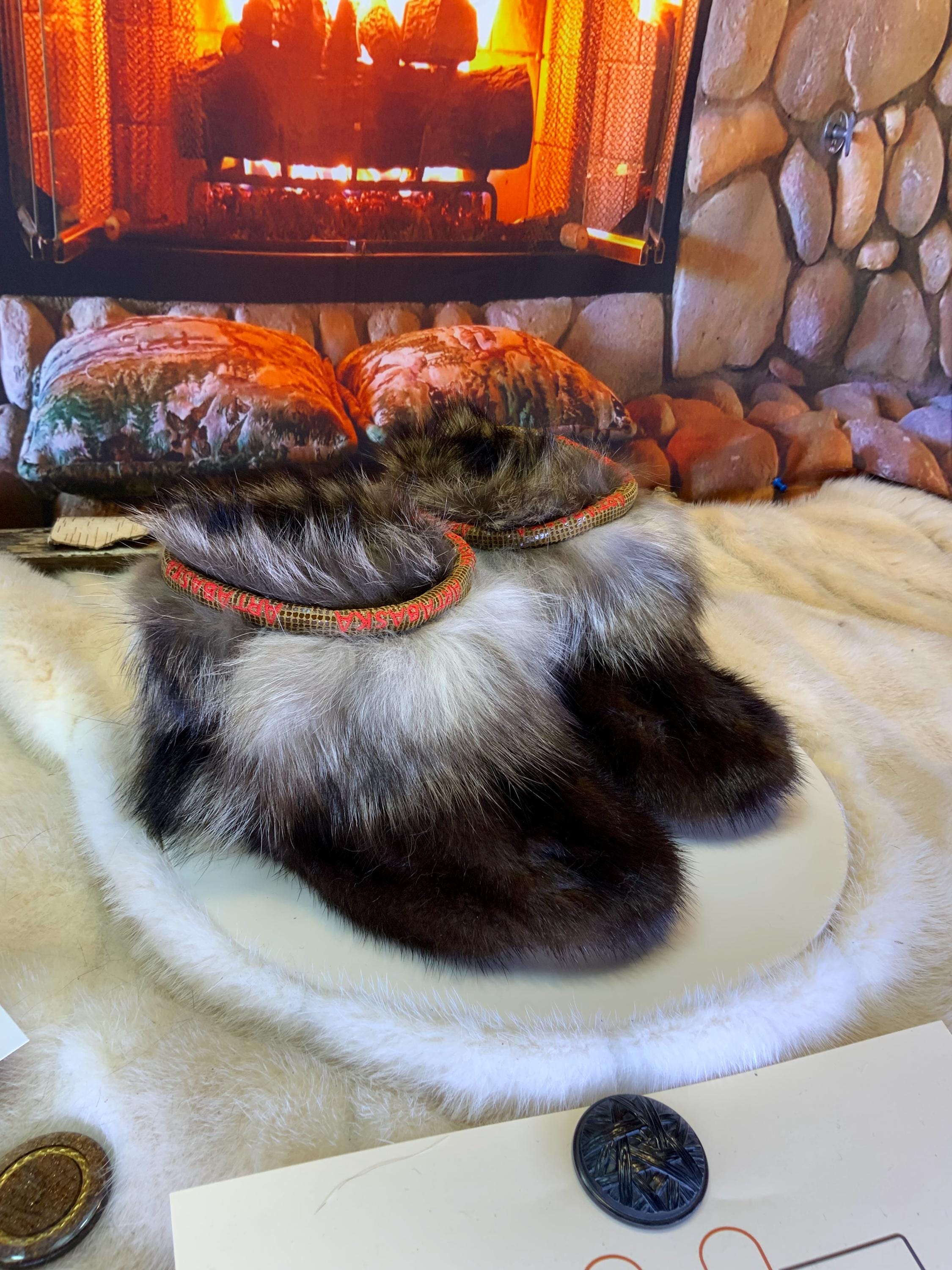 Mocassins d’intérieur Marjolaine – 5 femme – édition tout en fourrure recyclée brune, coyote & raton, semelle brun pâle chocolat, faits à la main au Québec ✨🤎